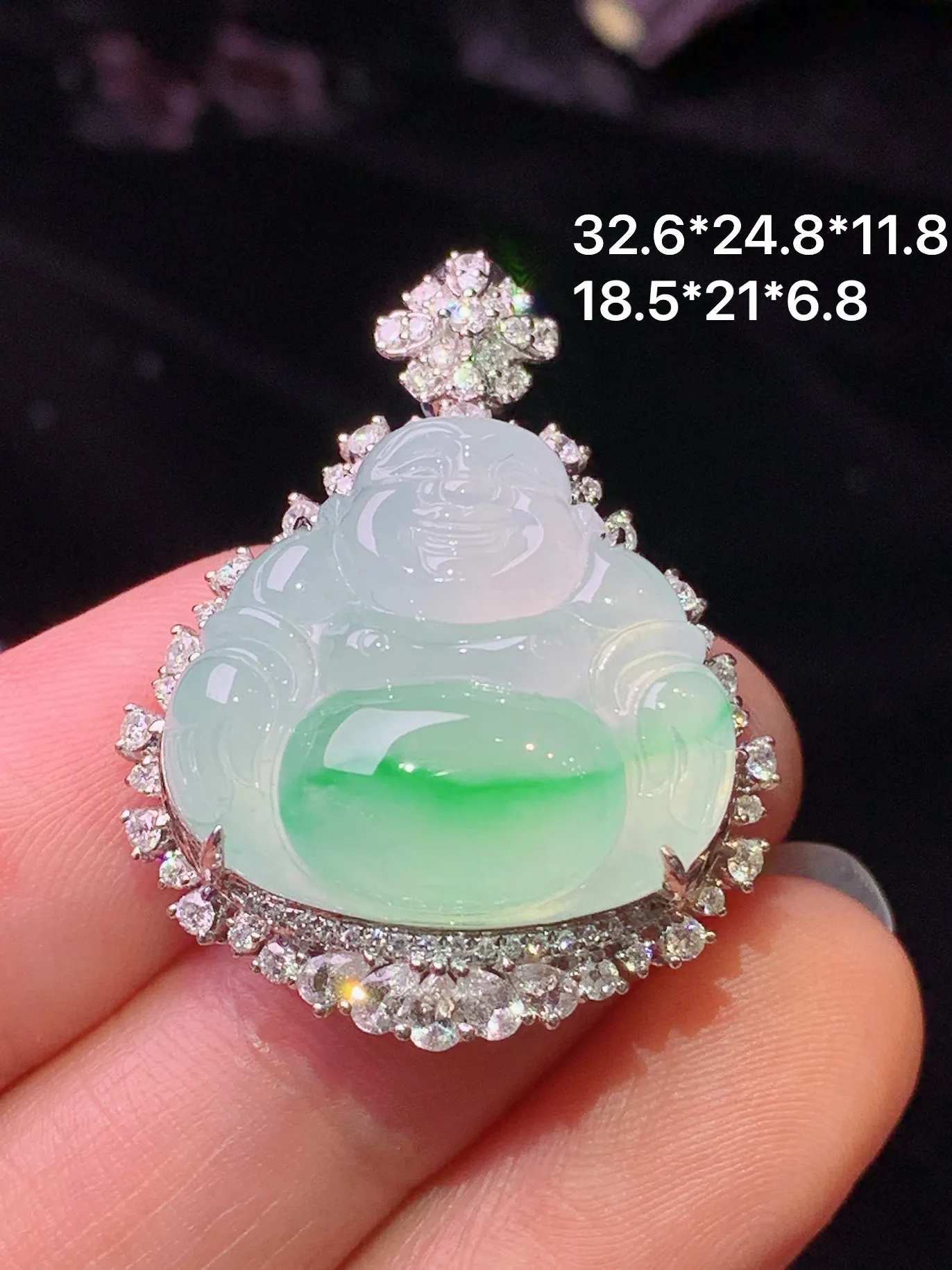 18k金钻镶嵌飘绿佛公吊坠 玉质细腻 色泽清新艳丽 整体尺寸32.6*24.8*11.8