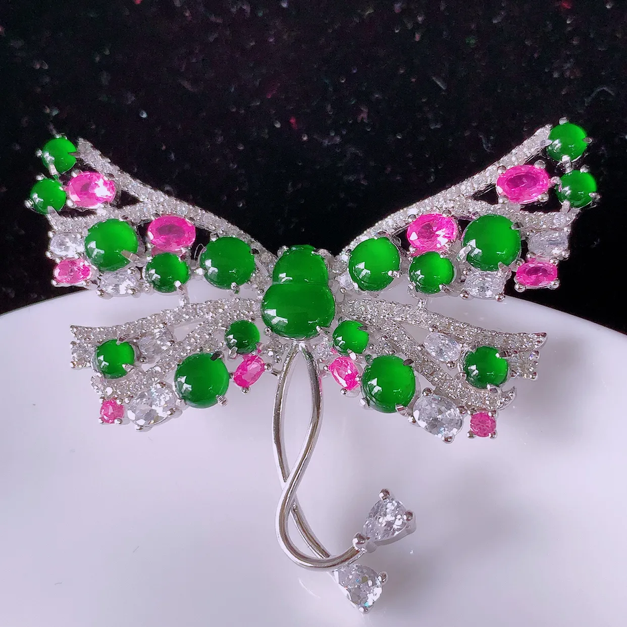 冰透满绿翡翠925银镶嵌胸针，自然光实拍，翠色灵动，颜色漂亮，种老水足，品相佳，佩戴佳品！#97.2