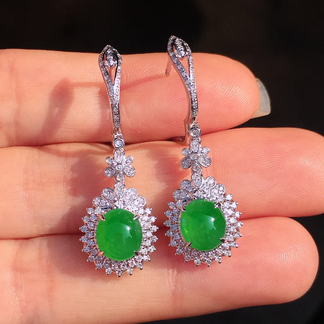 阳绿蛋面耳坠，色泽均匀艳丽，玉质细腻，荧光感超
强，饱满圆润，尽显优雅气质，18k
金豪华镶嵌