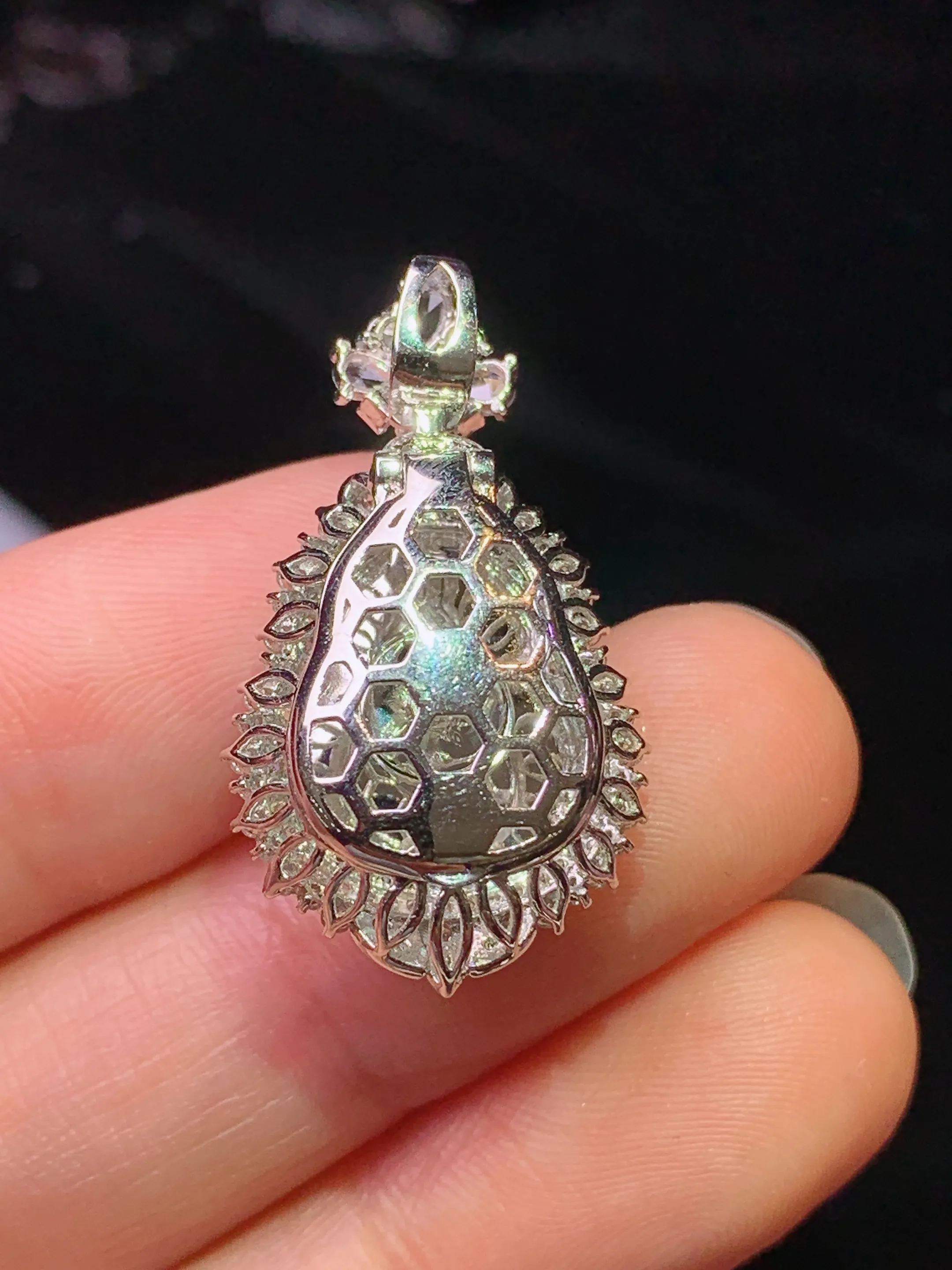 18k金钻镶嵌满绿葫芦吊坠 玉质细腻 色泽清新艳丽 整体尺寸28.7*16.3*12.5