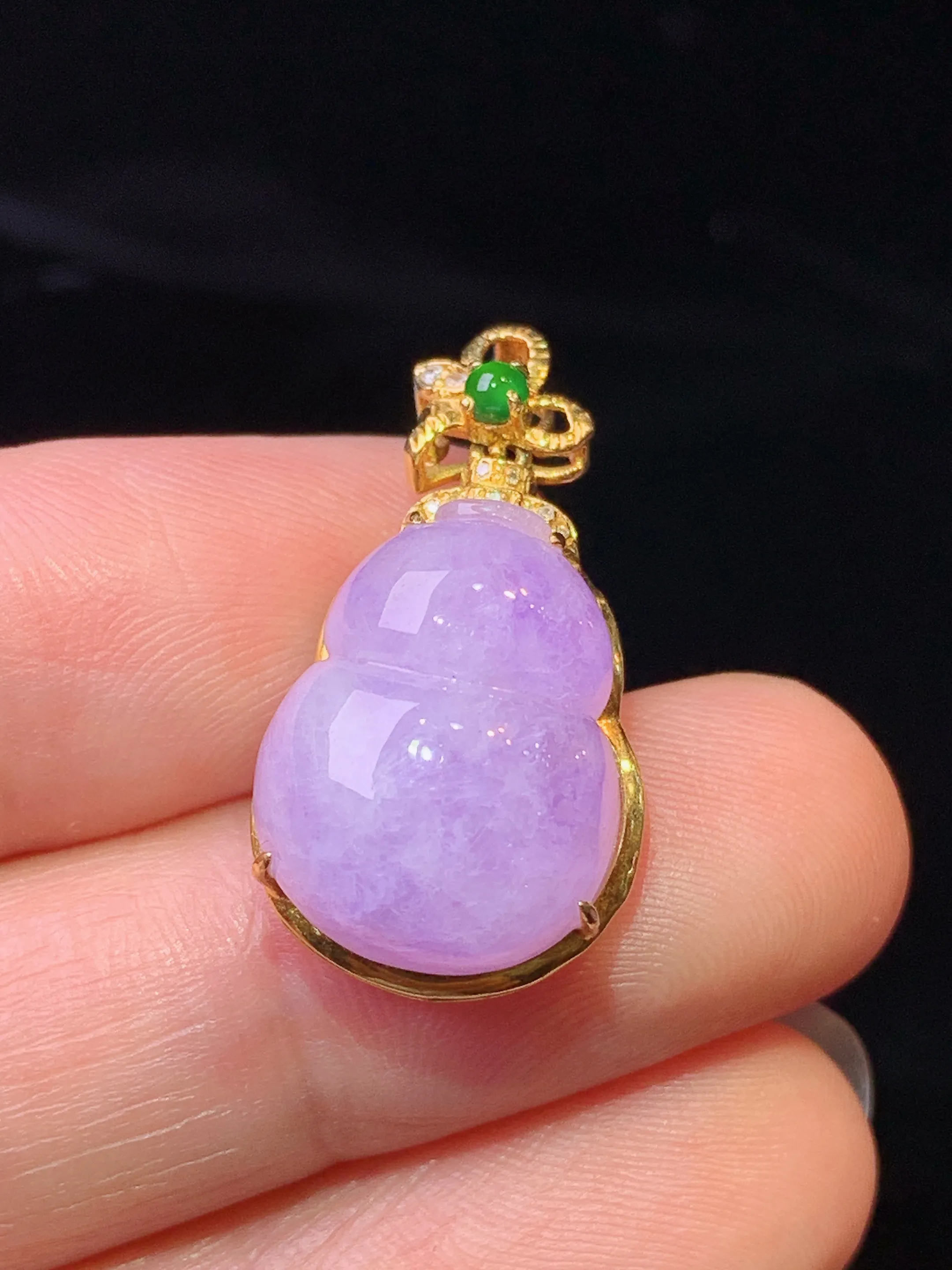 18k金钻镶嵌紫罗兰葫芦吊坠 玉质细腻 色泽清新艳丽 整体尺寸24.8*13.5*9.3