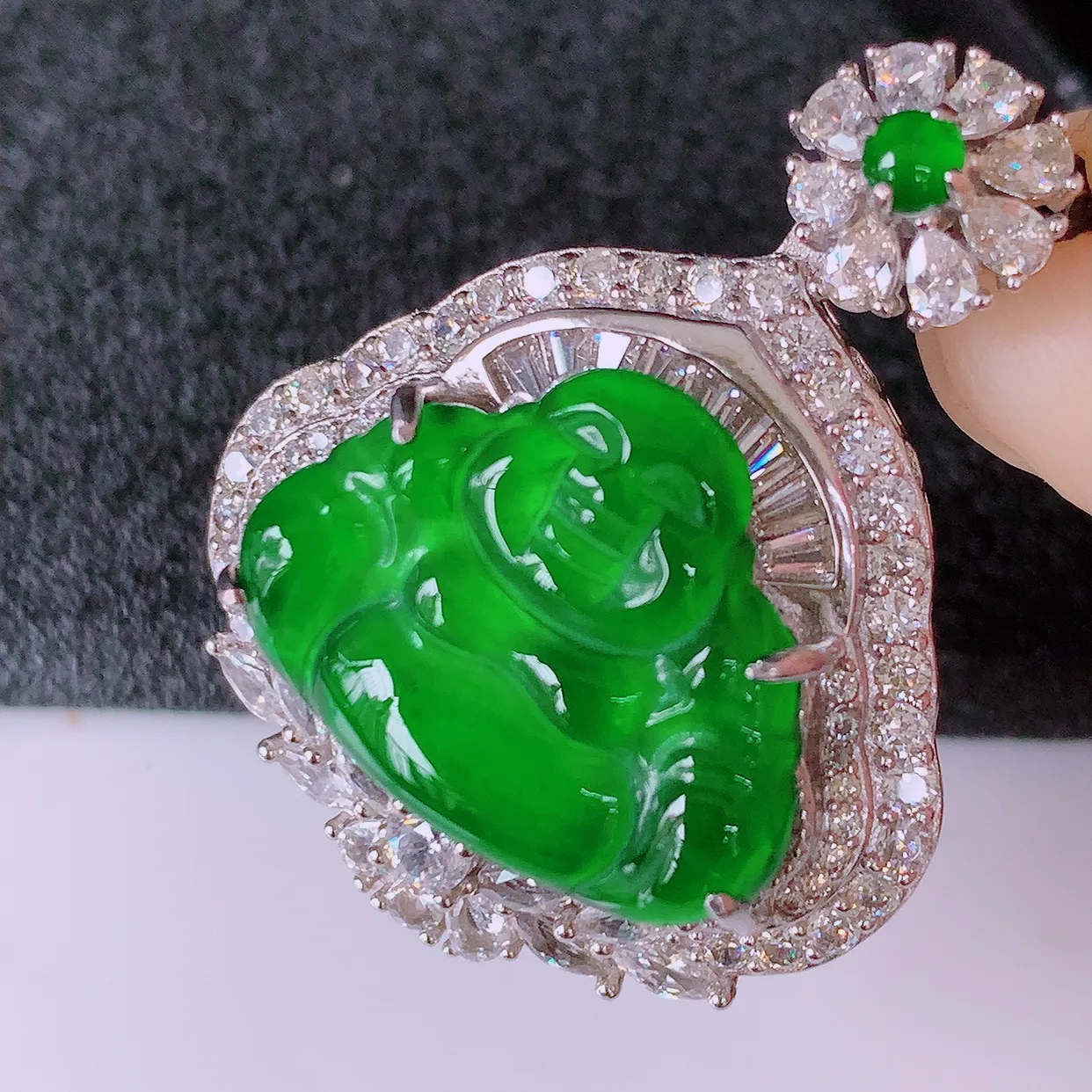 冰透满绿翡翠925银镶嵌佛公吊坠，自然光实拍，翠色灵动，颜色漂亮，种老水足，品相佳，佩戴佳品！#97.20整体33.8*26.5*12.5裸石19.5*15.5