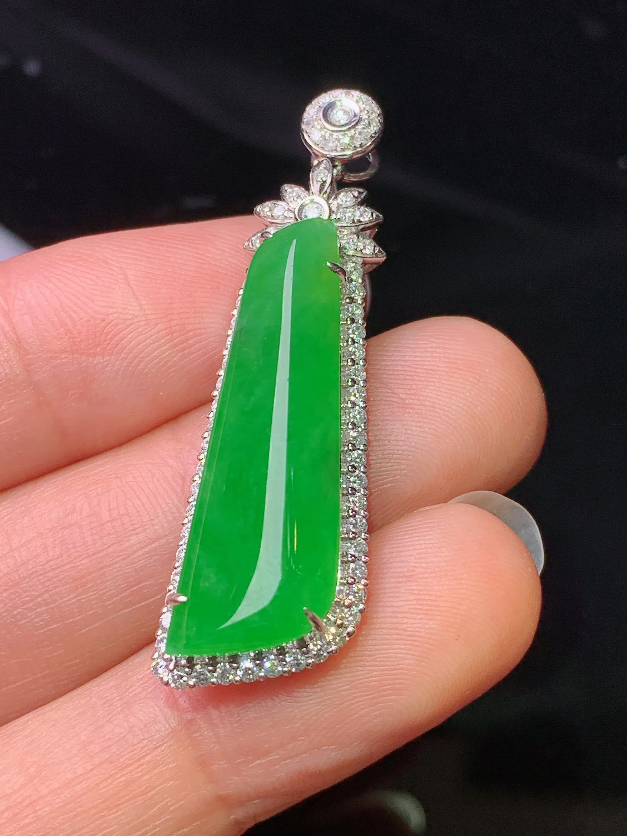 18k金钻镶嵌满绿随形吊坠 玉质细腻 色泽清新艳丽 整体尺寸41.5*12.5*8.5