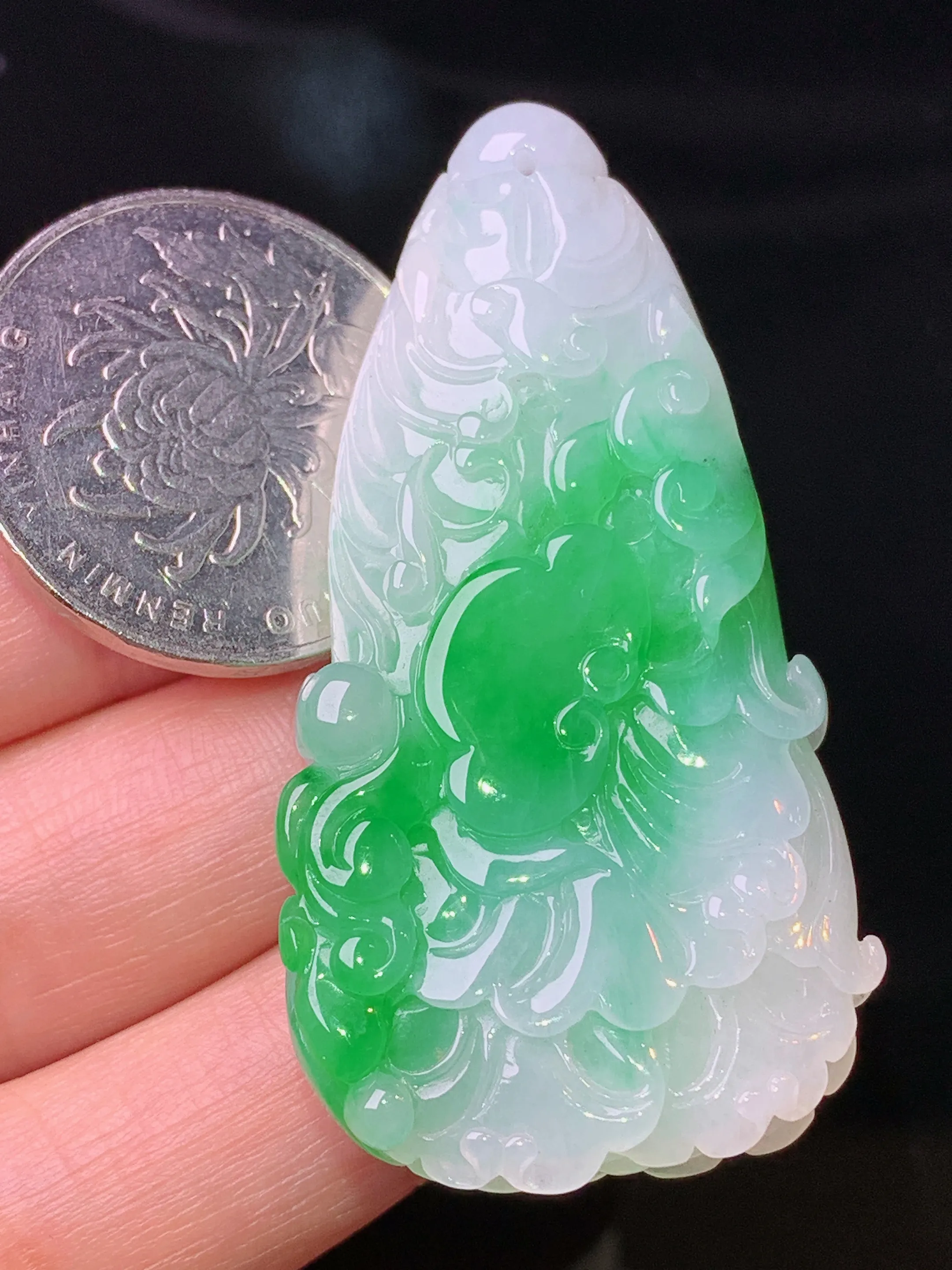 飘绿白菜吊坠 玉质细腻 色泽清新艳丽 整体尺寸52.6*27*9.5