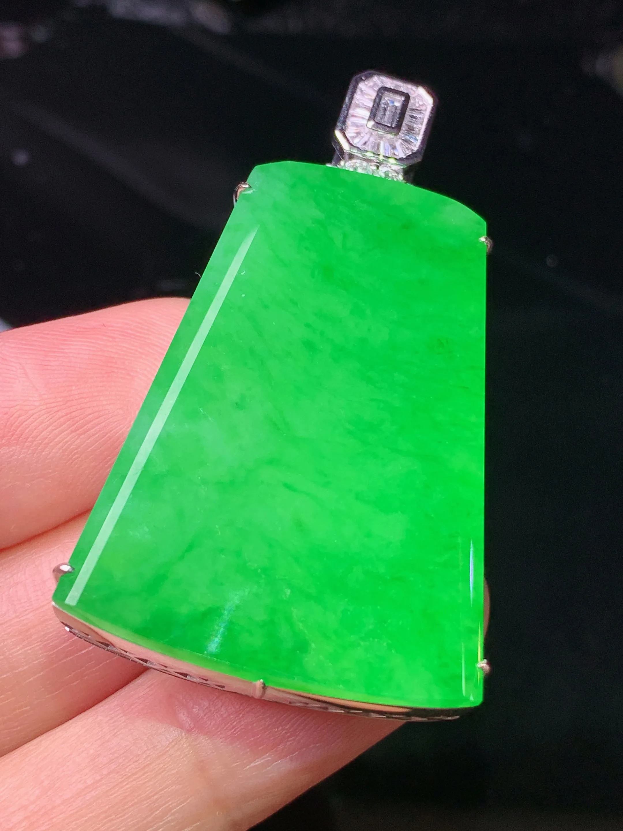 18k金钻镶嵌满绿无事牌吊坠 玉质细腻 色泽清新艳丽 整体尺寸48.6*27.8*9.2