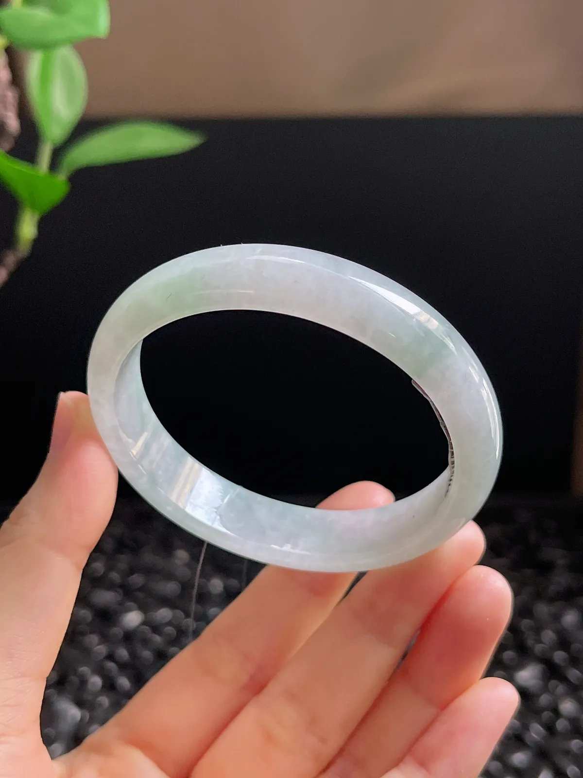 贵妃镯54.4圈口，翡翠冰糯种浅绿色手镯