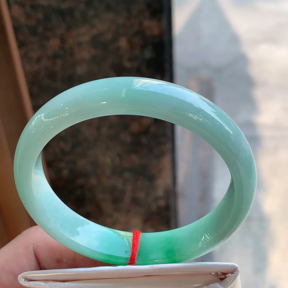 正圈冰糯翠绿 无瑕 尺寸:62.4/13.4/8 色好 大圈口🥰🥰