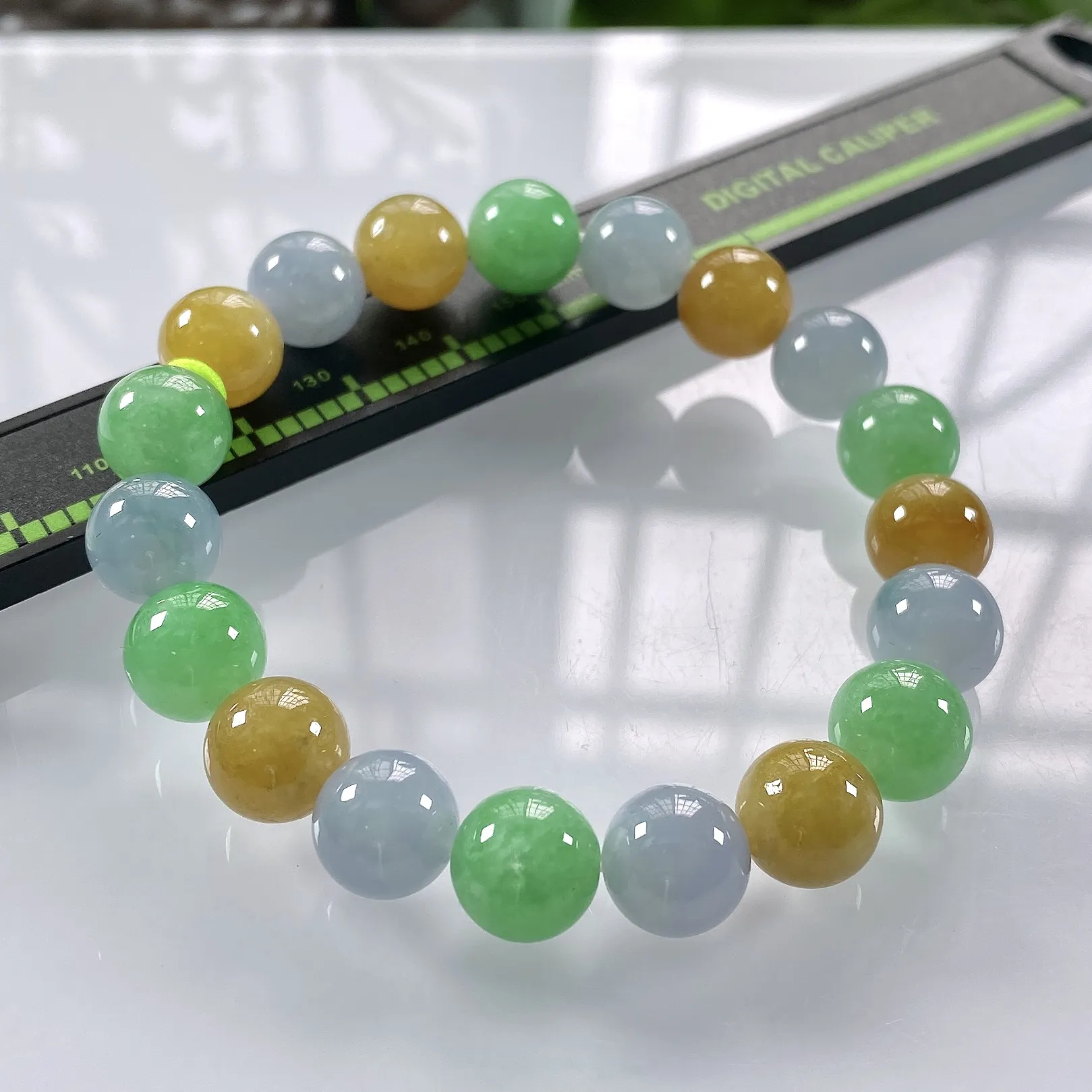 缅甸天然翡翠A货，卡10冰种起胶三彩多宝圆珠手串手链，尺寸：10mm/19颗，重量：33.17g，黄珠也是天然黄。