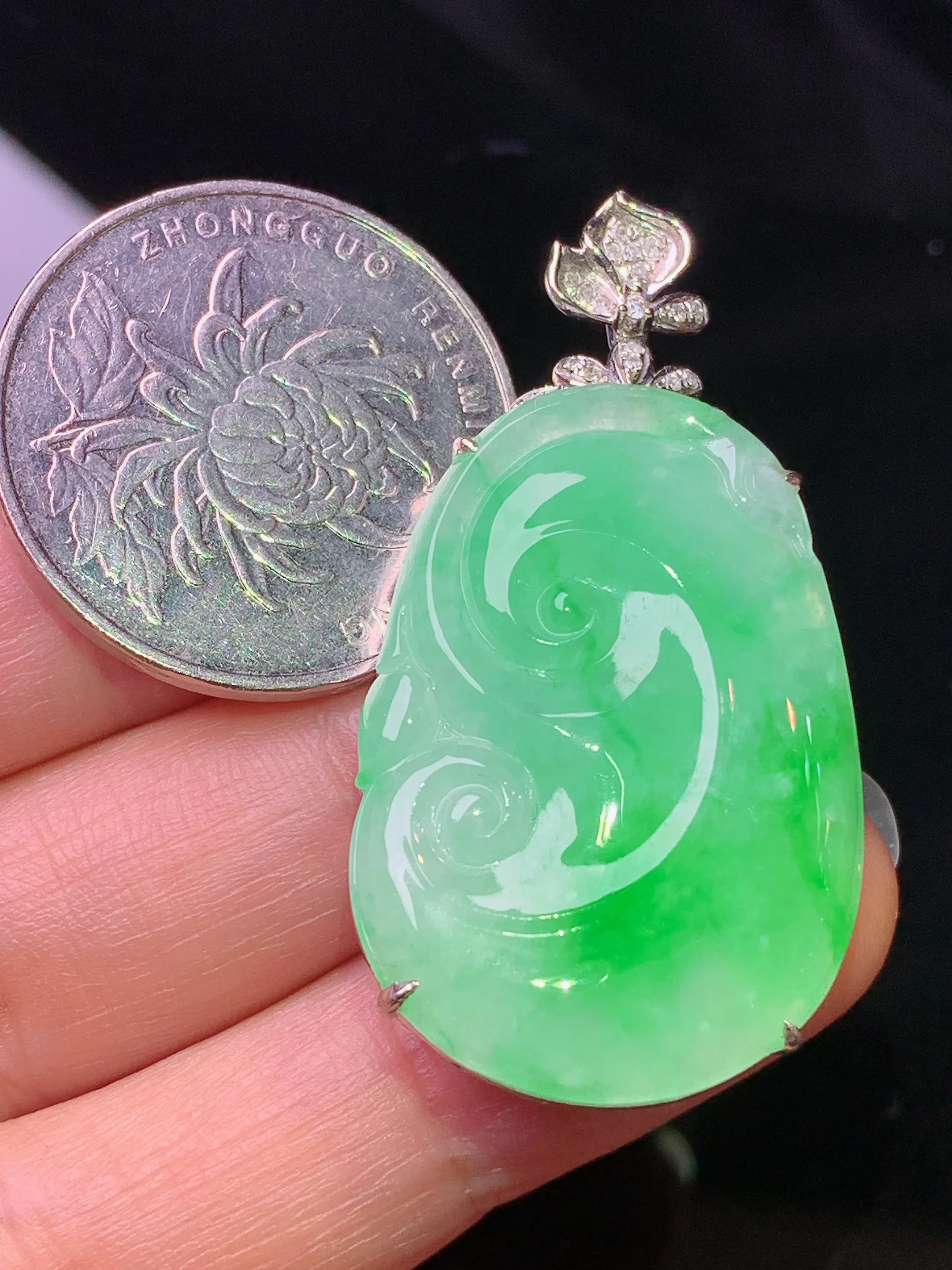 18k金钻镶嵌翠绿如意吊坠 玉质细腻 色泽清新艳丽 整体尺寸42.5*22.2*6