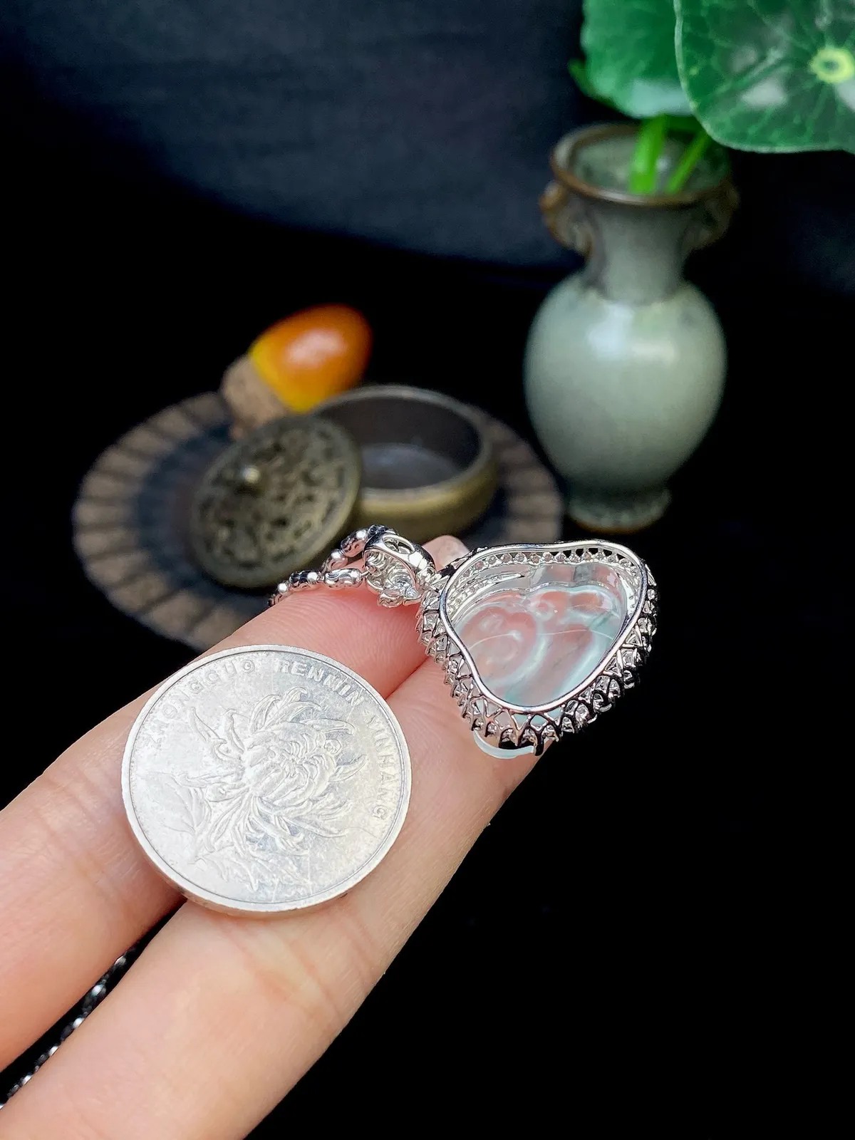 【冰种佛公吊坠】种水上乘，晶莹剔透，纯净通透，莹光感很强，18k金钻镶嵌，裸石尺寸14.7*22.4*4.3毫米