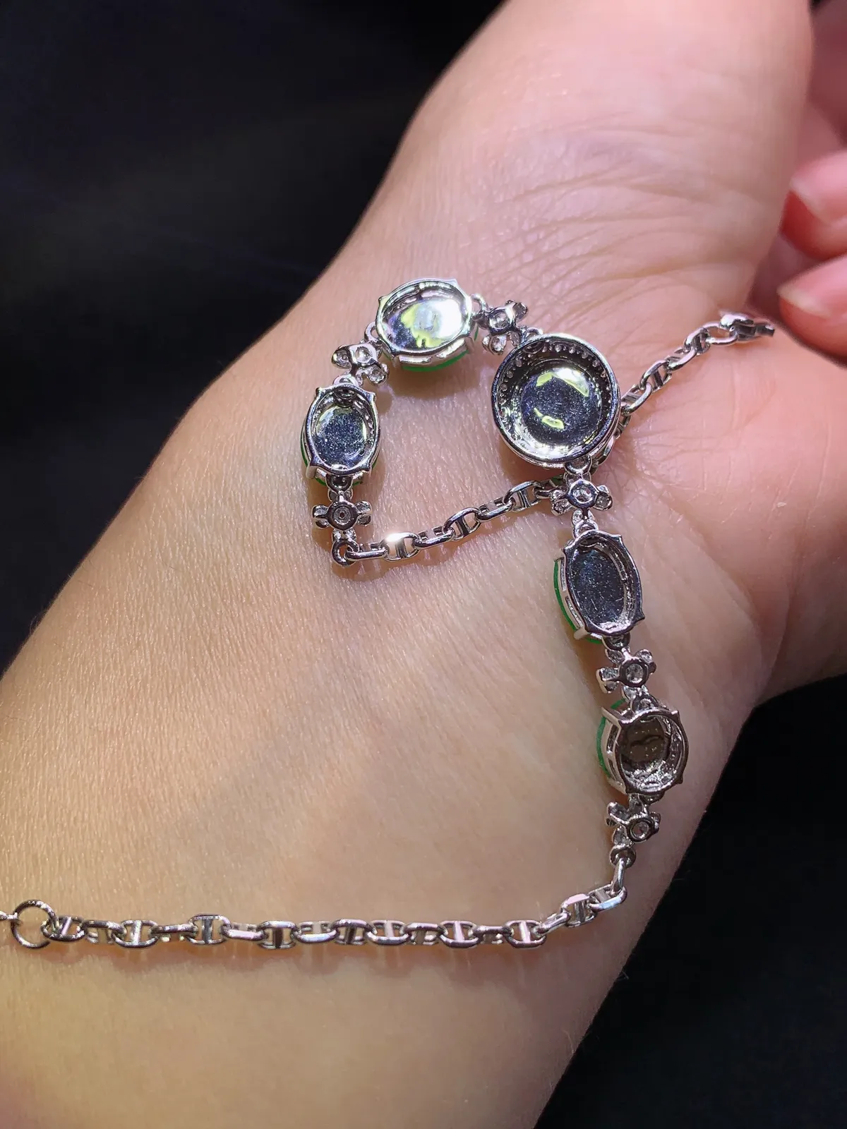 阳绿蛋面手链，18k金镶嵌，款式精美，冰润色阳，种水足，Lp 尺寸7.7*6.4*2.2