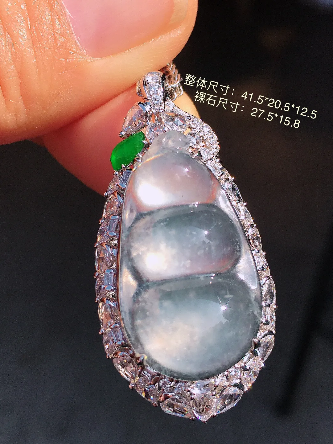 冰种福豆吊坠，玉质细腻，荧光感超
强，饱满圆润，尽显优雅气质，18k
金豪华镶嵌