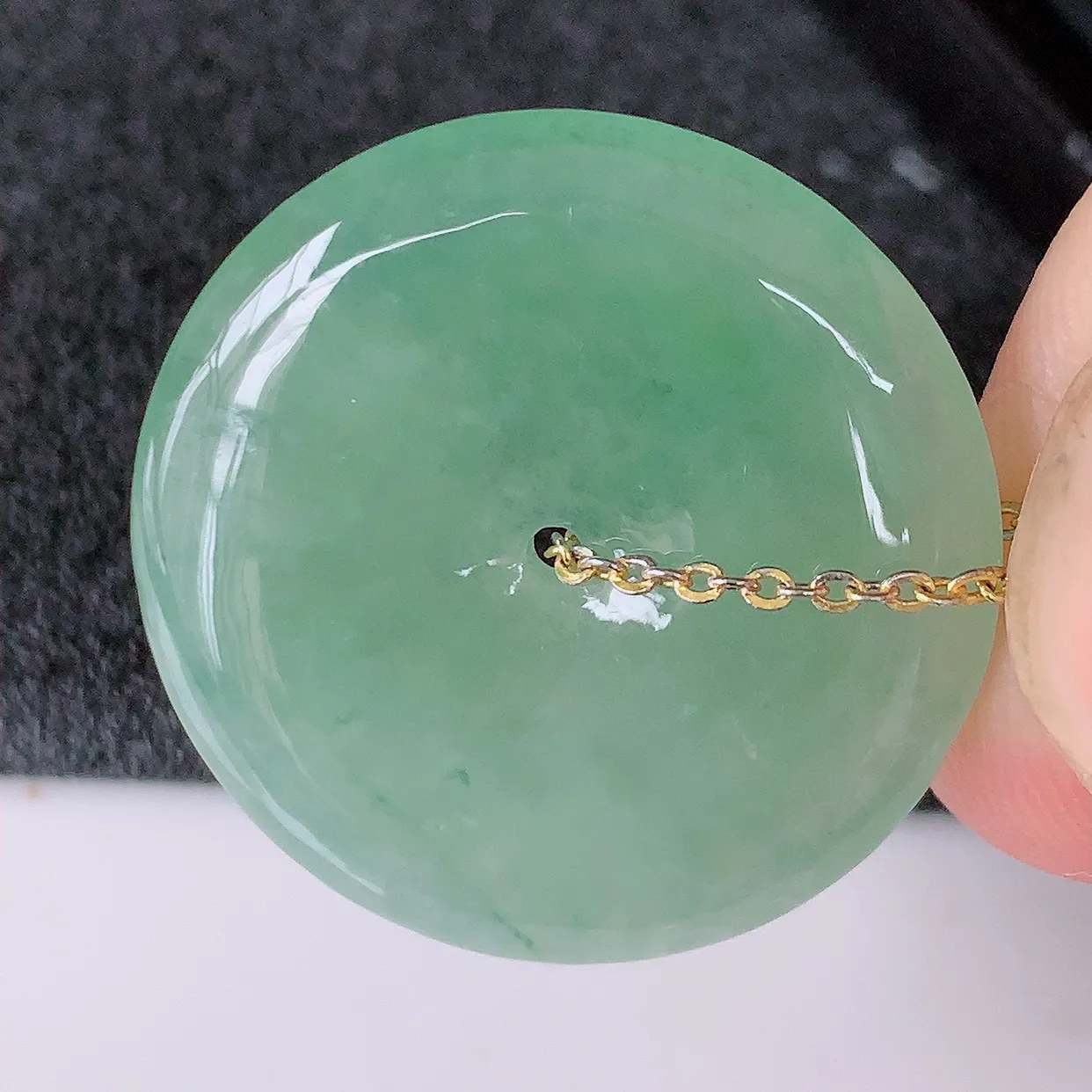 自然光实拍，冰种满绿飘花翡翠平安扣吊坠，玉扣，平安是福；很美的料子，平安扣佩戴优雅迷人！#57.20