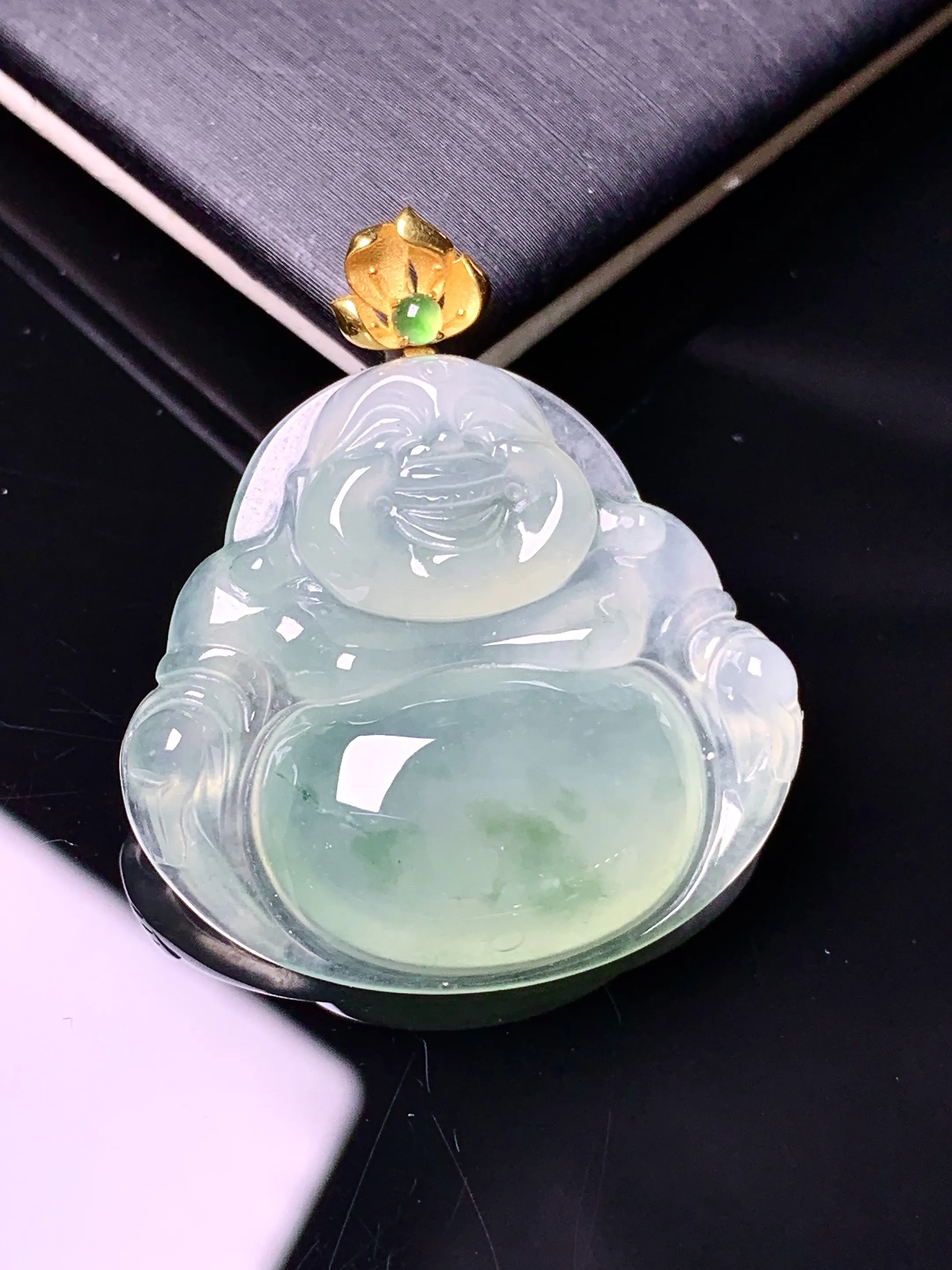 18k金镶嵌飘绿佛公吊坠 玉质细腻 色泽清新艳丽 整体尺寸34*29.6*6.3