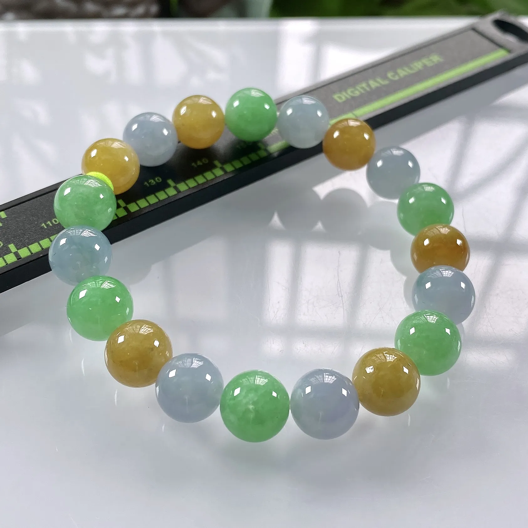 缅甸天然翡翠A货，卡10冰种起胶三彩多宝圆珠手串手链，尺寸：10mm/19颗，重量：33.17g，黄珠也是天然黄。
