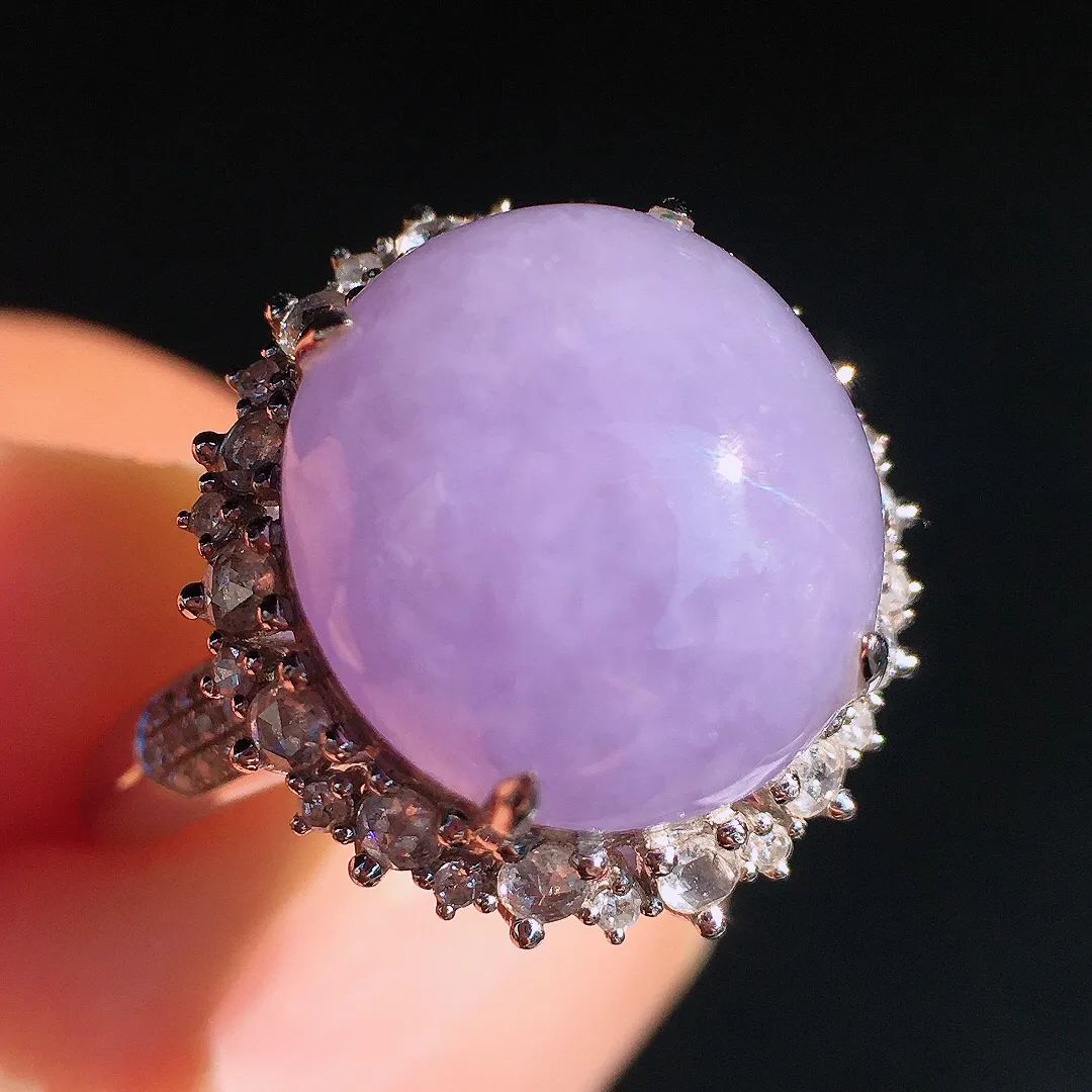 紫罗兰蛋面戒指，色泽均匀艳丽，玉质细腻，荧光感超
强，饱满圆润，尽显优雅气质，18k
金豪华镶嵌