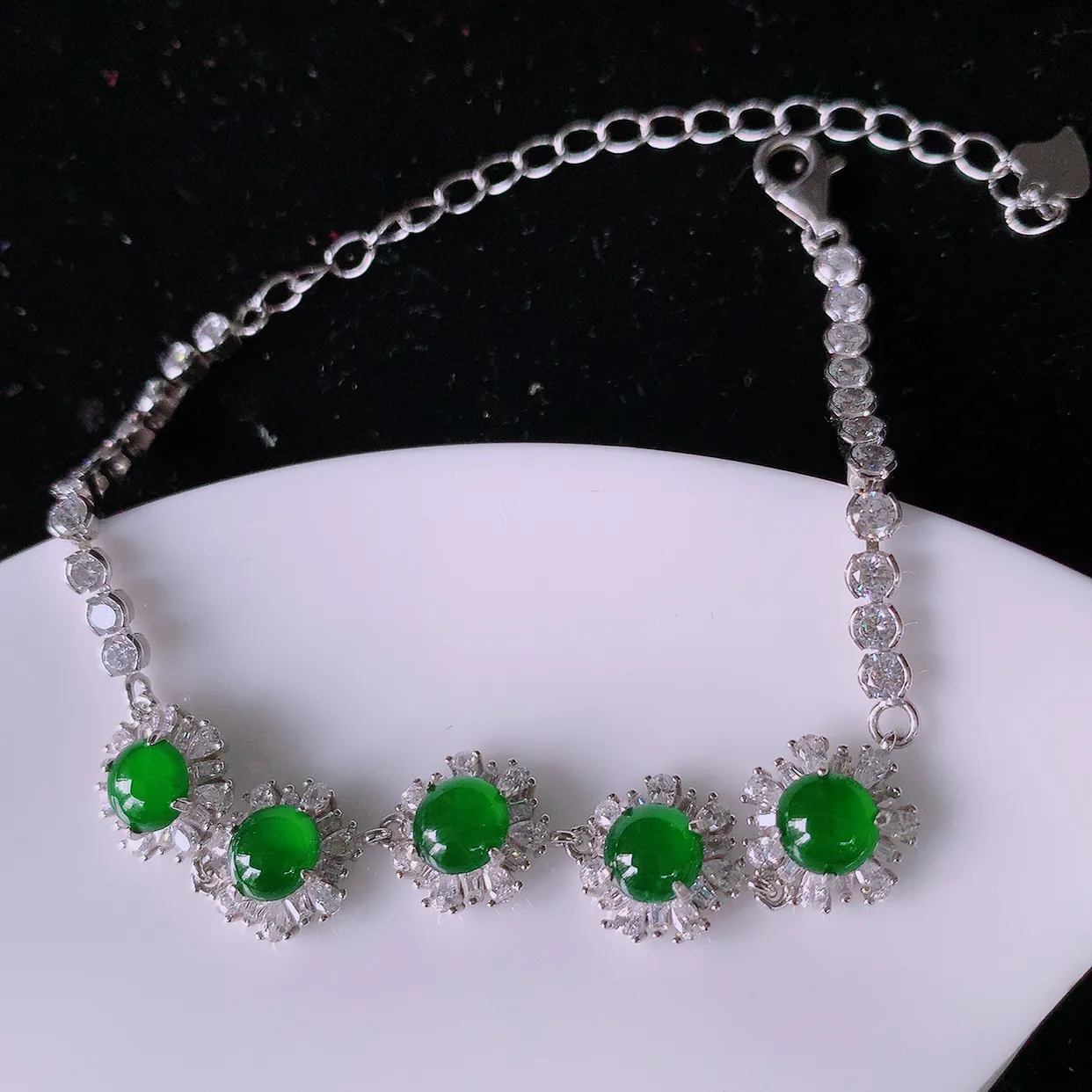 冰透满绿翡翠925银镶嵌手链，自然光实拍，翠色灵动，颜色漂亮，种老水足，品相佳，佩戴佳品！#97.20取一整体13*9.5*5裸石5.5*5.5