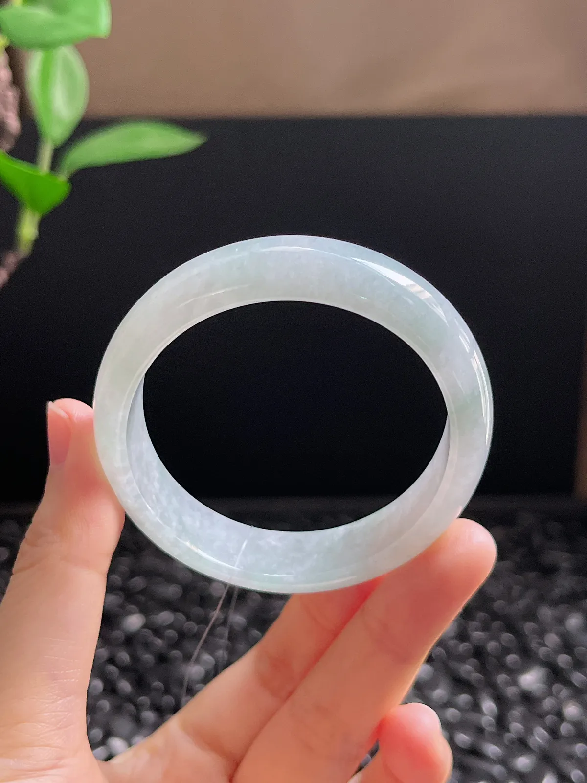 贵妃镯54.4圈口，翡翠冰糯种浅绿色手镯