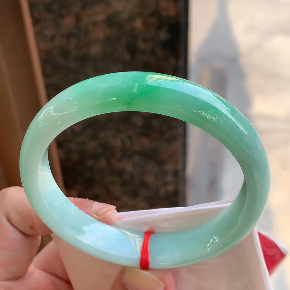 正圈冰糯翠绿 无瑕 尺寸:62.4/13.4/8 色好 大圈口🥰🥰