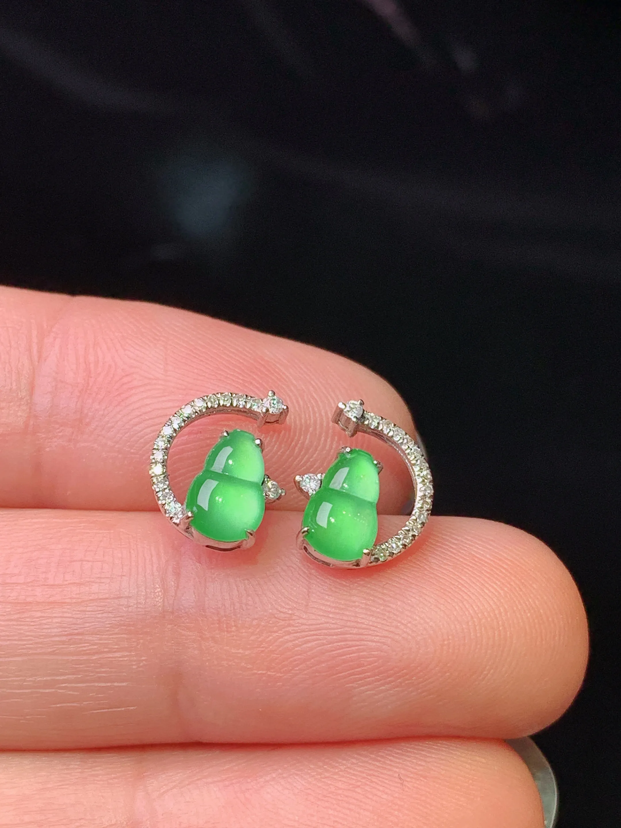 18k金钻镶嵌翠绿葫芦耳钉吊坠 玉质细腻 色泽清新艳丽 整体尺寸10*7.8*3.8