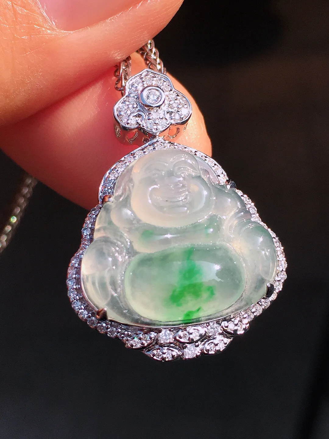 冰飘绿佛公吊坠，色泽艳丽，玉质细腻，荧光感超
强，饱满圆润，尽显优雅气质，18k
金豪华镶嵌