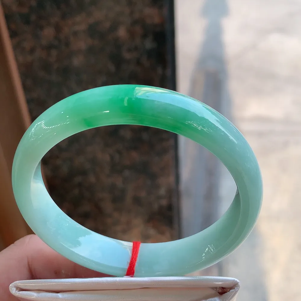 正圈冰糯翠绿 无瑕 尺寸:62.4/13.4/8 色好 大圈口🥰🥰