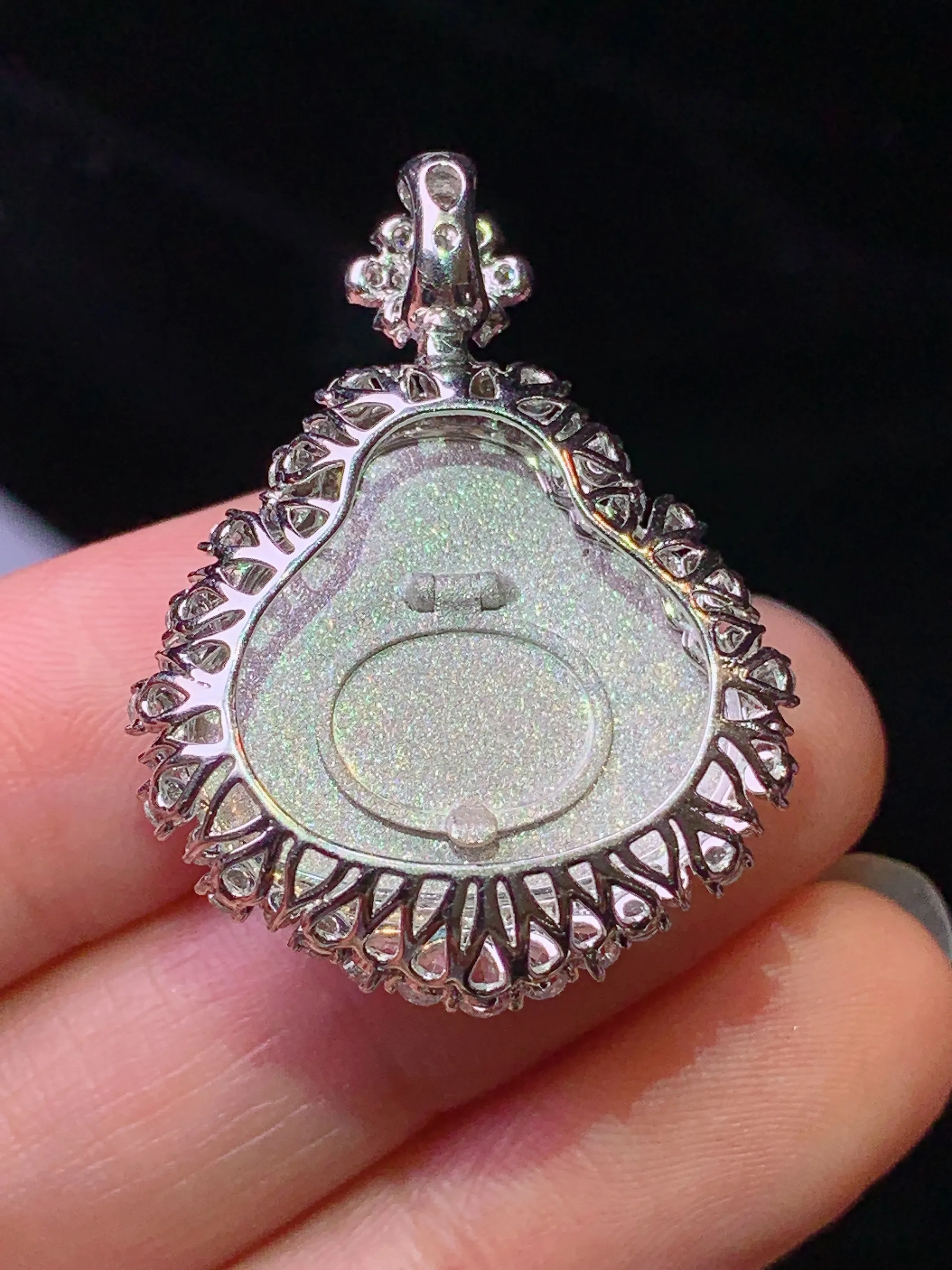 18k金钻镶嵌飘绿佛公吊坠 玉质细腻 色泽清新艳丽 整体尺寸32.6*24.8*11.8