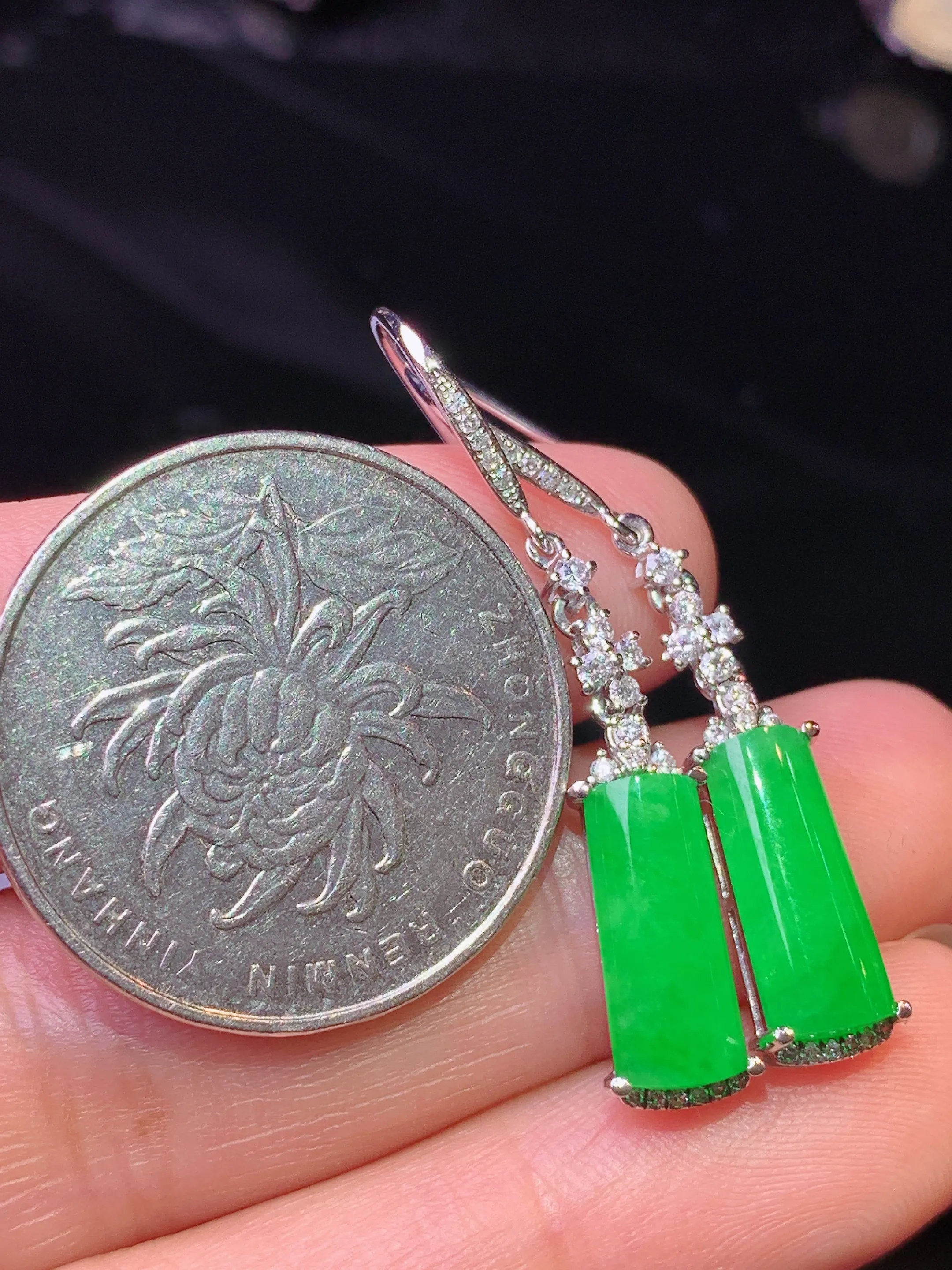 18k金钻镶嵌满绿玉柱耳坠 玉质细腻 色泽清新艳丽 整体尺寸37*6.8*4.5