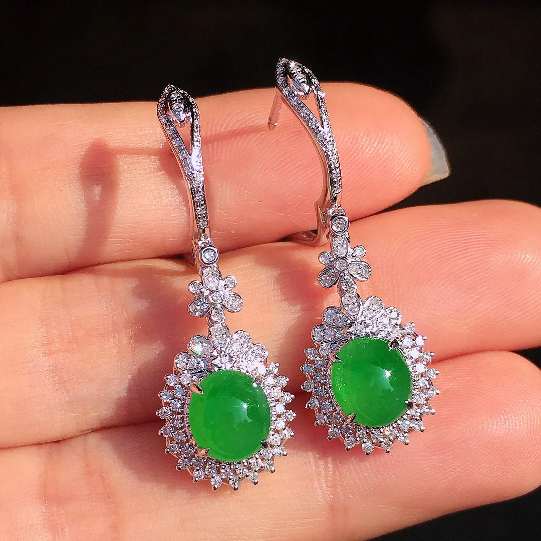 阳绿蛋面耳坠，色泽均匀艳丽，玉质细腻，荧光感超
强，饱满圆润，尽显优雅气质，18k
金豪华镶嵌