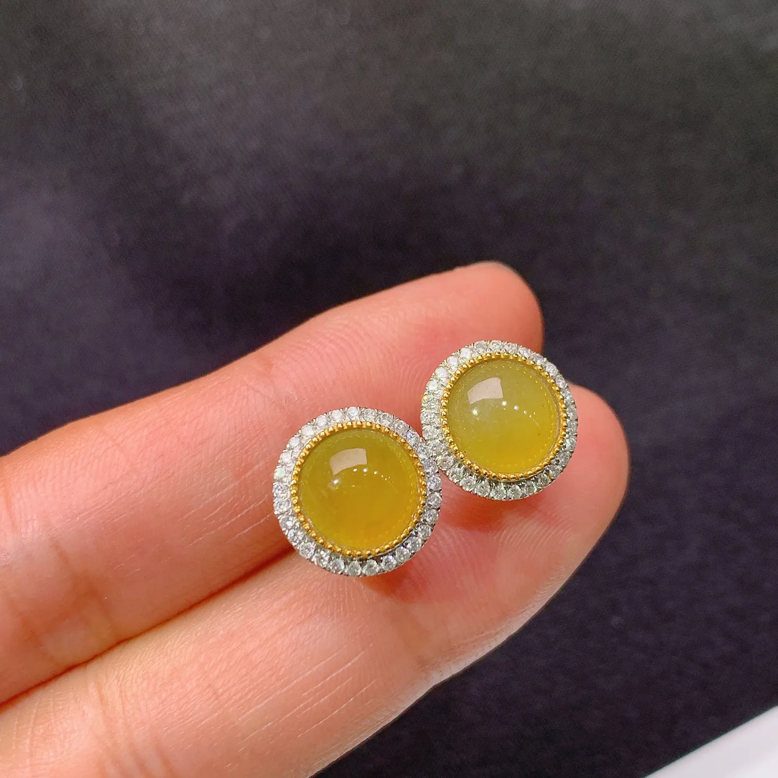 冰黄翡蛋面耳钉，18k金镶嵌，色泽鲜艳，水色超佳 尺寸10.9*4.5