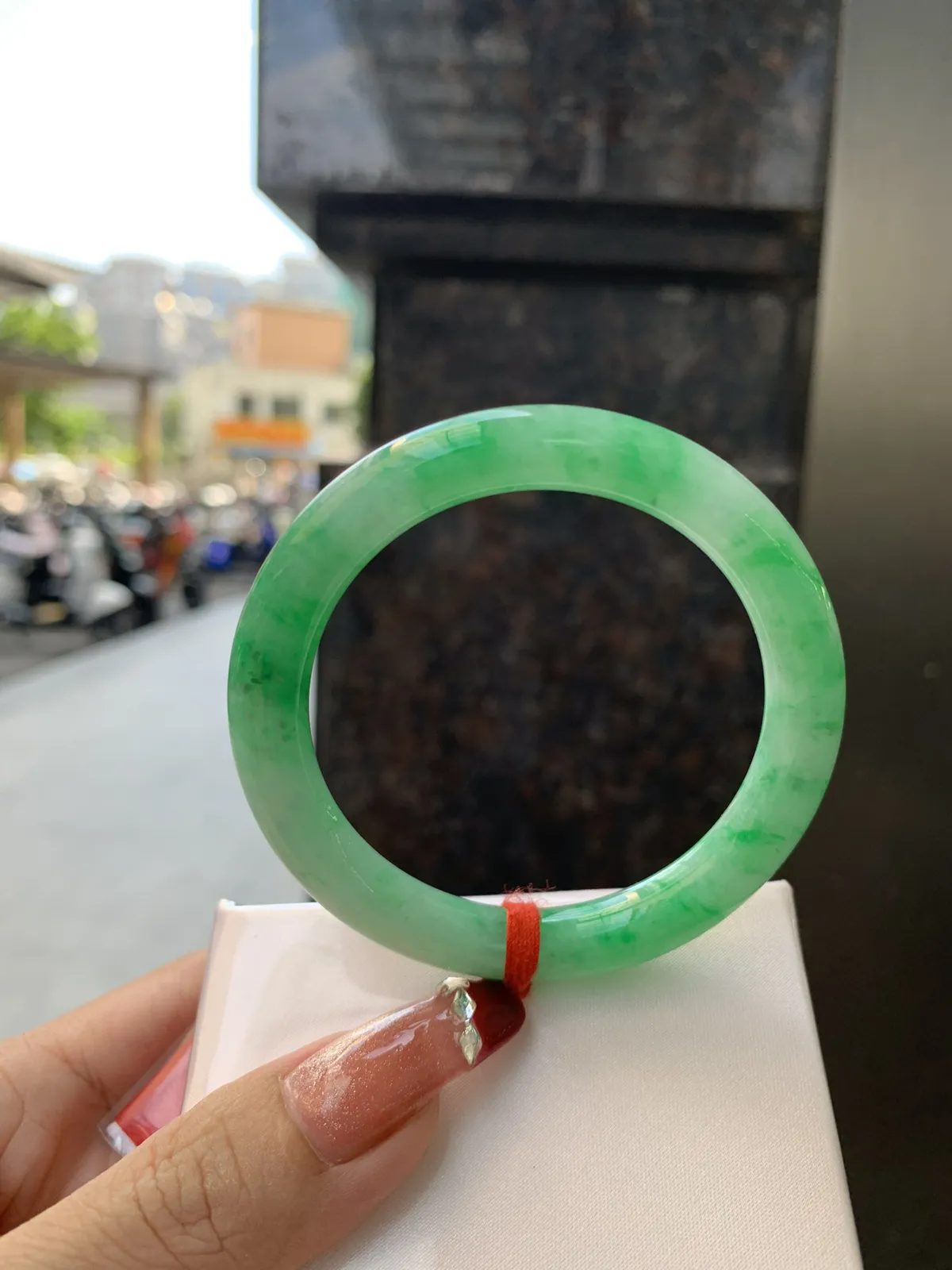 私人链接#满绿美人条
51.6-8.4-8.8
完美，底妆细腻，近满绿鲜艳青翠，色泽均匀分布，举手投足之间散发出来的贵气感