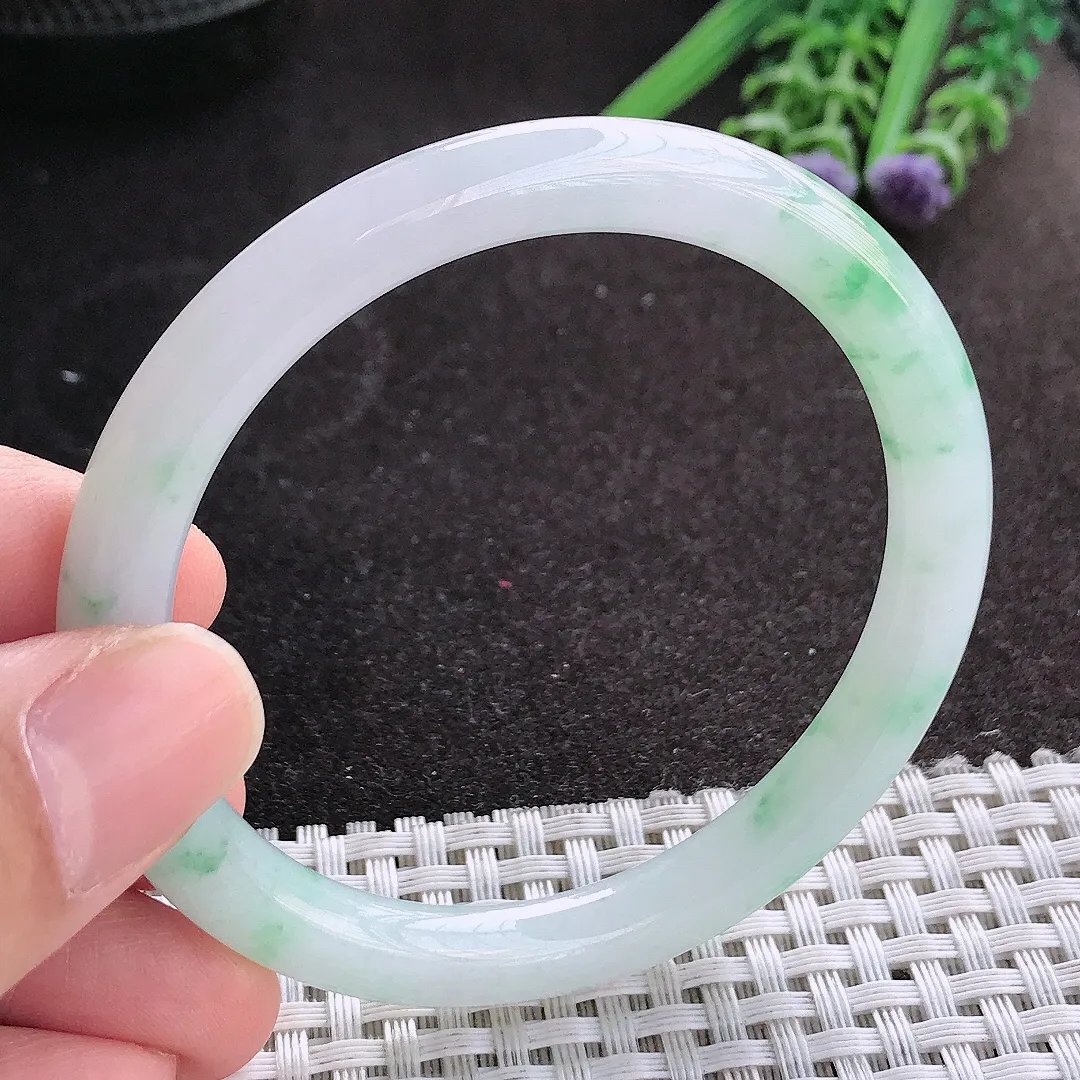 天然A货翡翠54/7.5/7.7老坑秀气冰润飘绿花圆条手镯玉镯