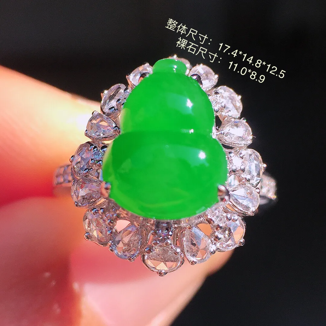 阳绿葫芦戒指，色泽均匀艳丽，玉质细腻，荧光感超
强，饱满圆润，尽显优雅气质，18k
金豪华镶嵌