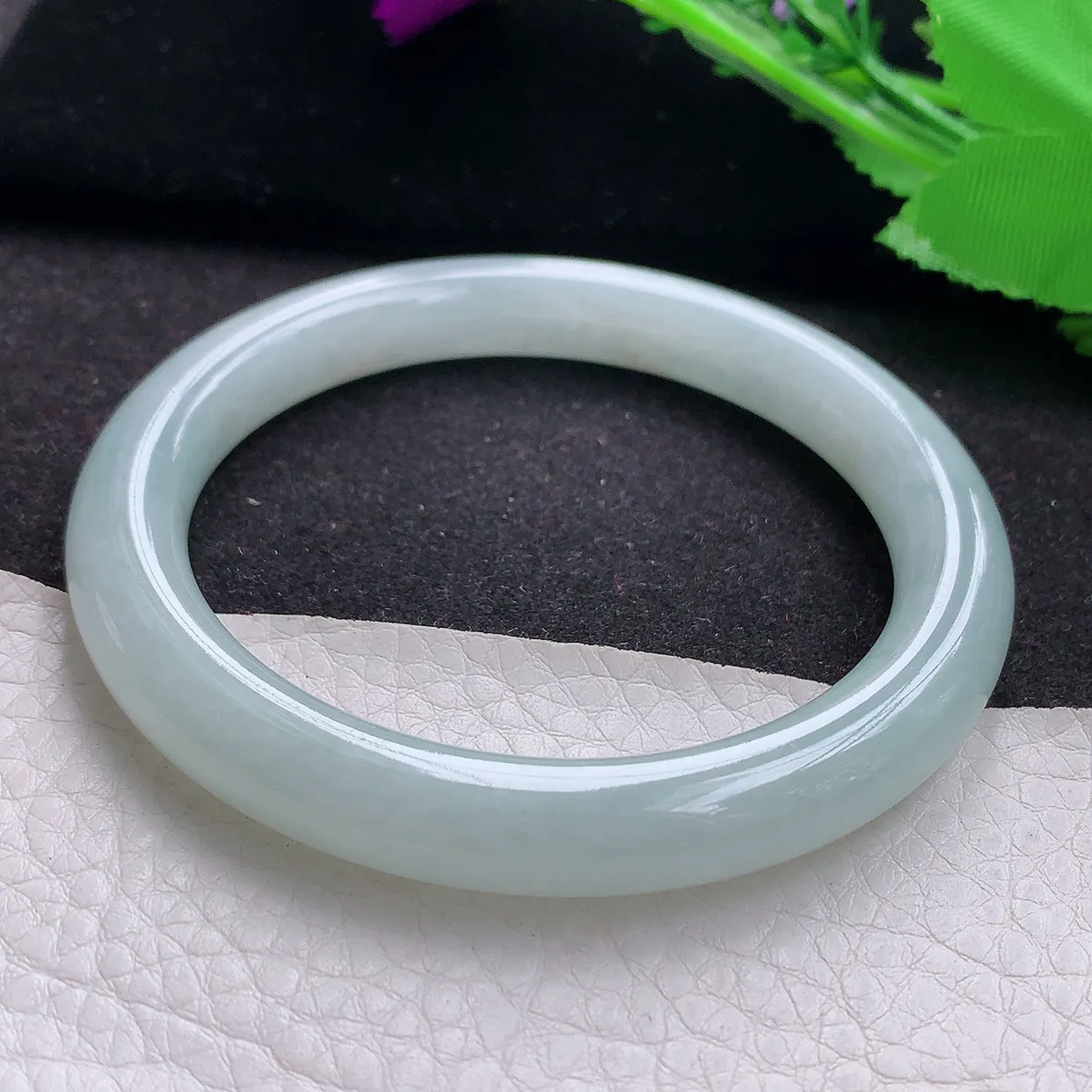 z自然光57*9.2*9美人镯 缅甸翡翠A货浅绿水润圆条玉手镯玉手环