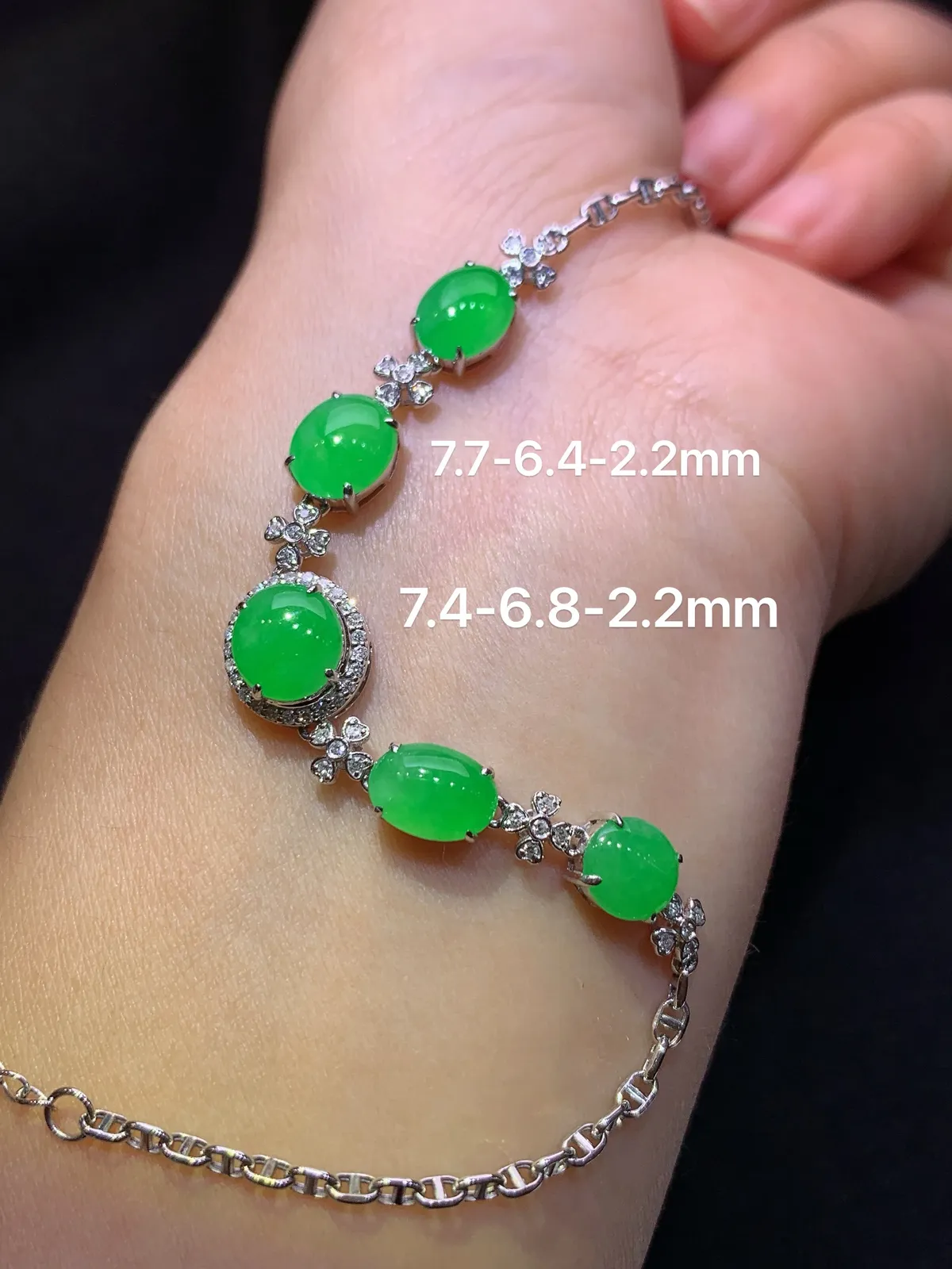 阳绿蛋面手链，18k金镶嵌，款式精美，冰润色阳，种水足，Lp 尺寸7.7*6.4*2.2