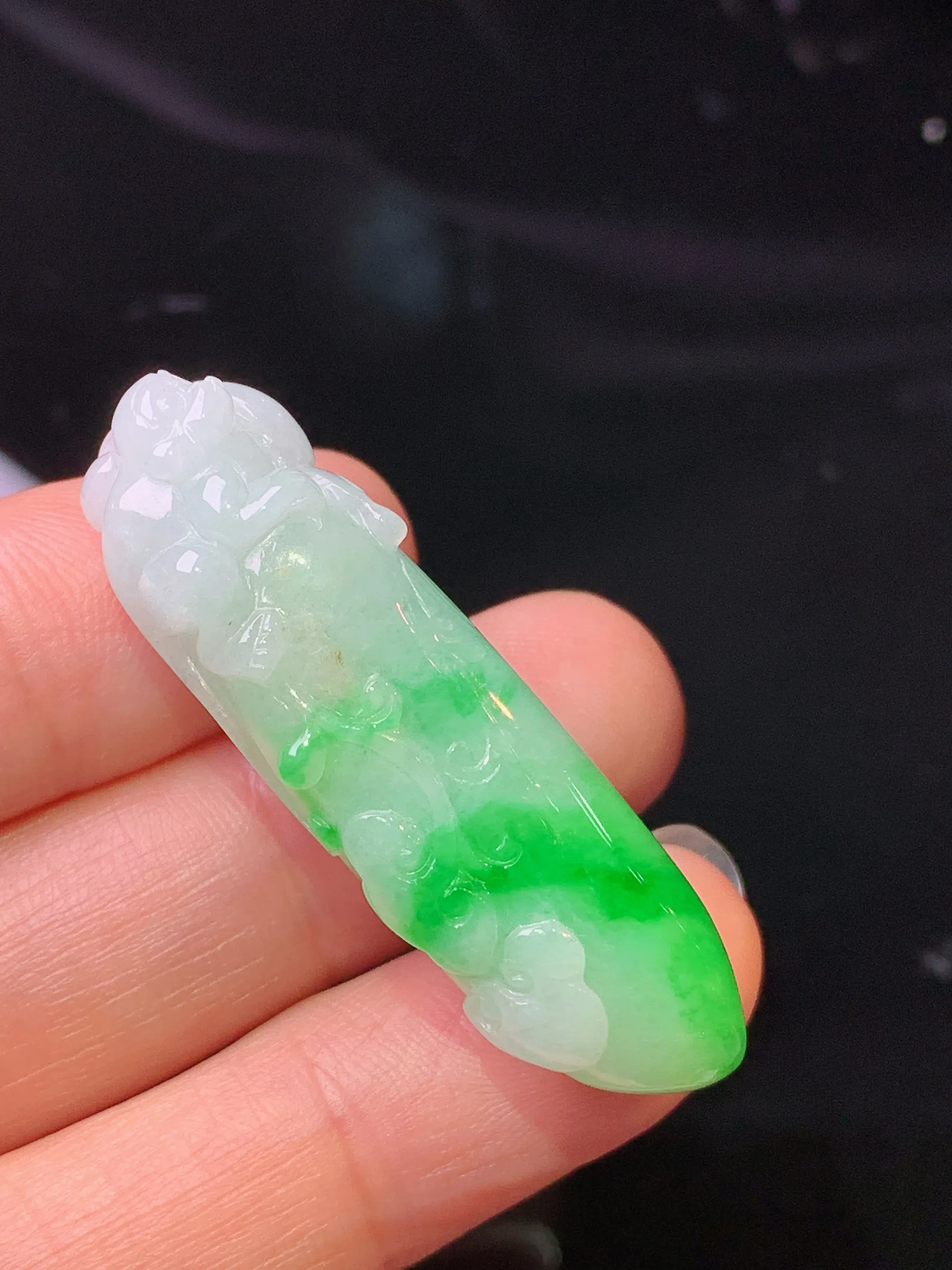 飘绿灵猴吊坠 玉质细腻 色泽清新艳丽 整体尺寸41.8*15.5*12