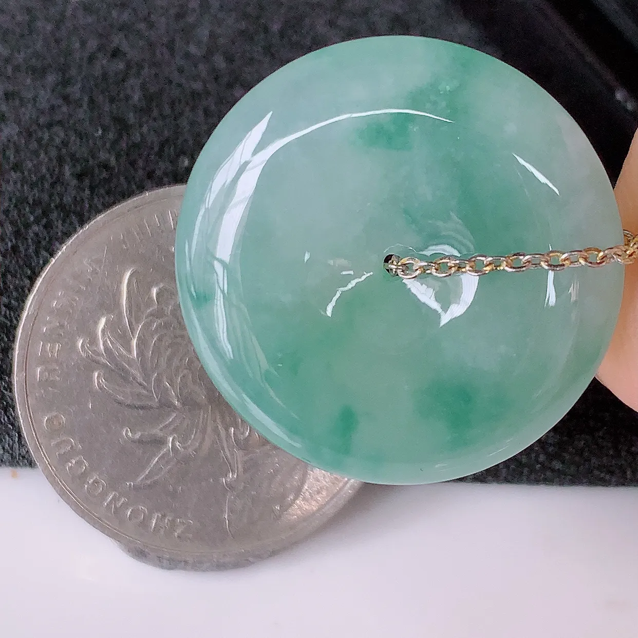 自然光实拍，冰种飘花翡翠平安扣吊坠，玉扣，平安是福；很美的料子，平安扣佩戴优雅迷人！#57.20