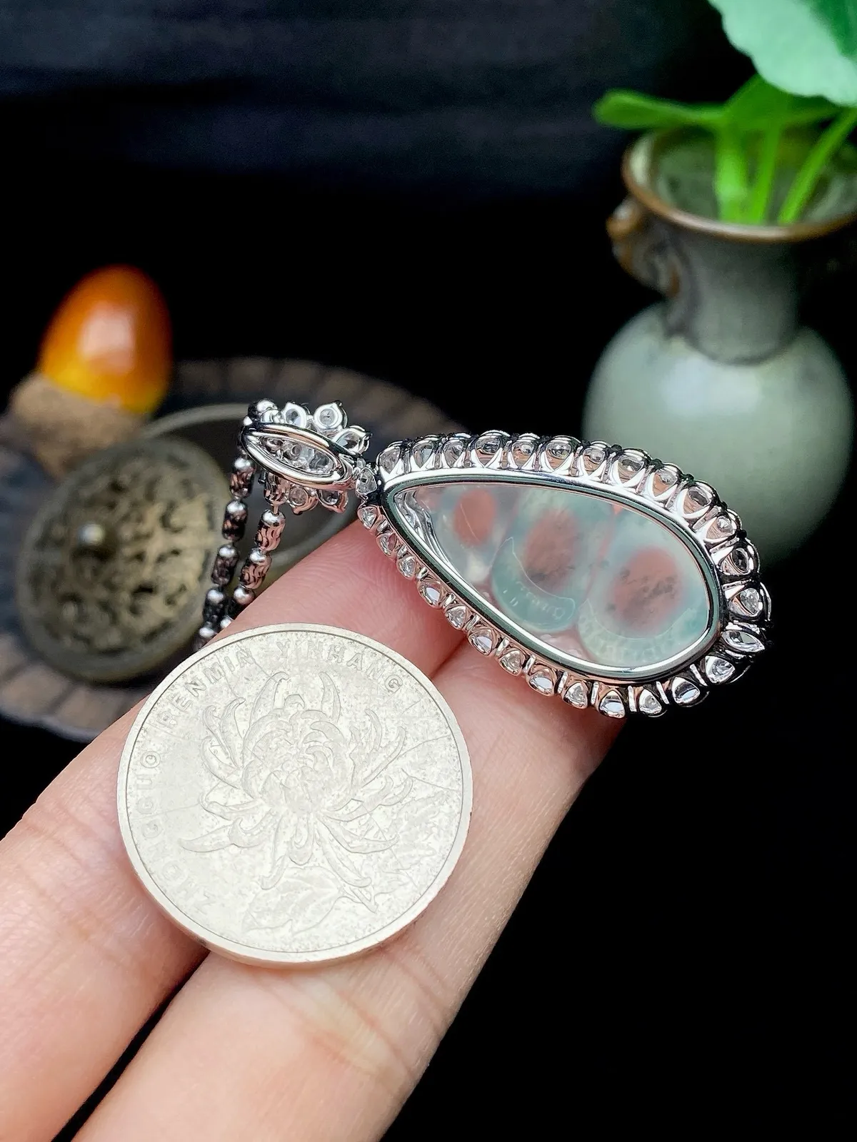 【冰种福豆吊坠】种地上乘，冰感十足，通透起光，饱满圆润，18k金钻镶嵌，裸石尺寸26.2*15.6*6.8毫米