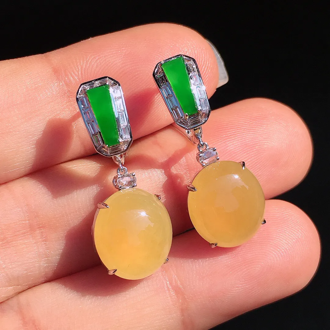 黄翡蛋面耳坠，色泽均匀艳丽，玉质细腻，荧光感超
强，饱满圆润，尽显优雅气质，18k
金豪华镶嵌