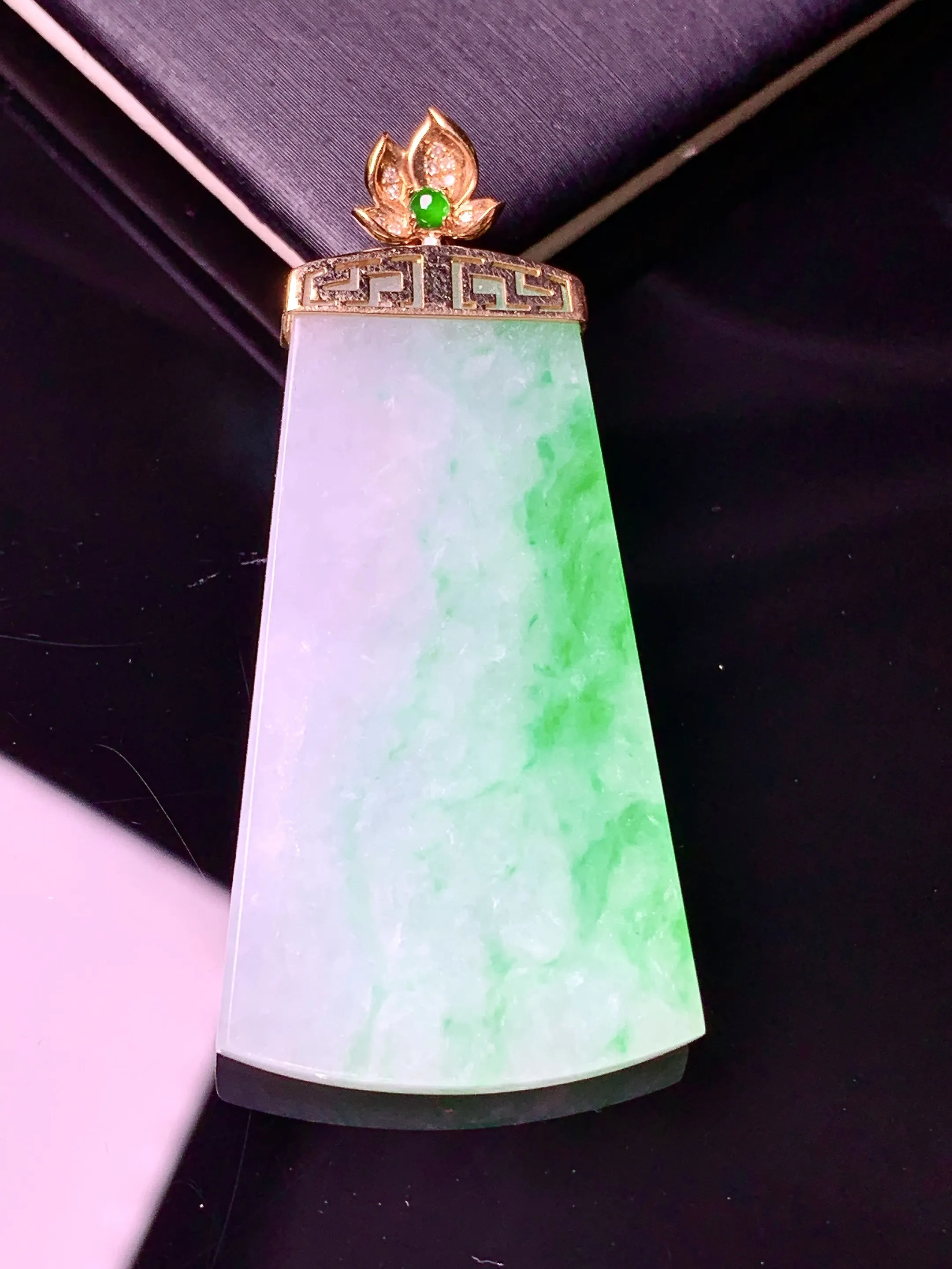 18k金镶嵌飘绿无事牌吊坠 玉质细腻 色泽清新艳丽 整体尺寸48.8*22.5*3.5