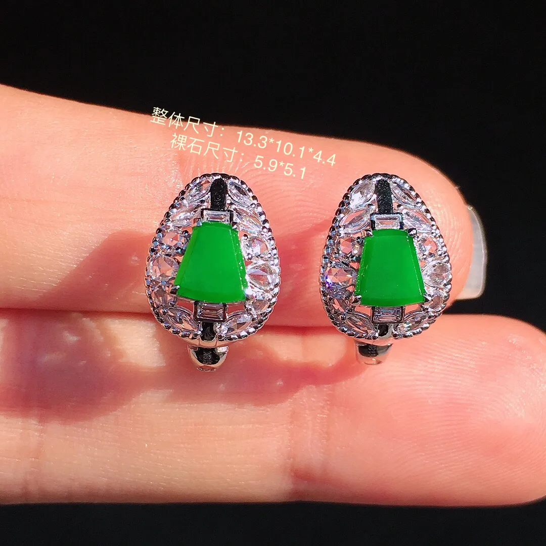 阳绿马鞍耳钉，色泽均匀艳丽，玉质细腻，荧光感超
强，饱满圆润，尽显优雅气质，18k
金豪华镶嵌