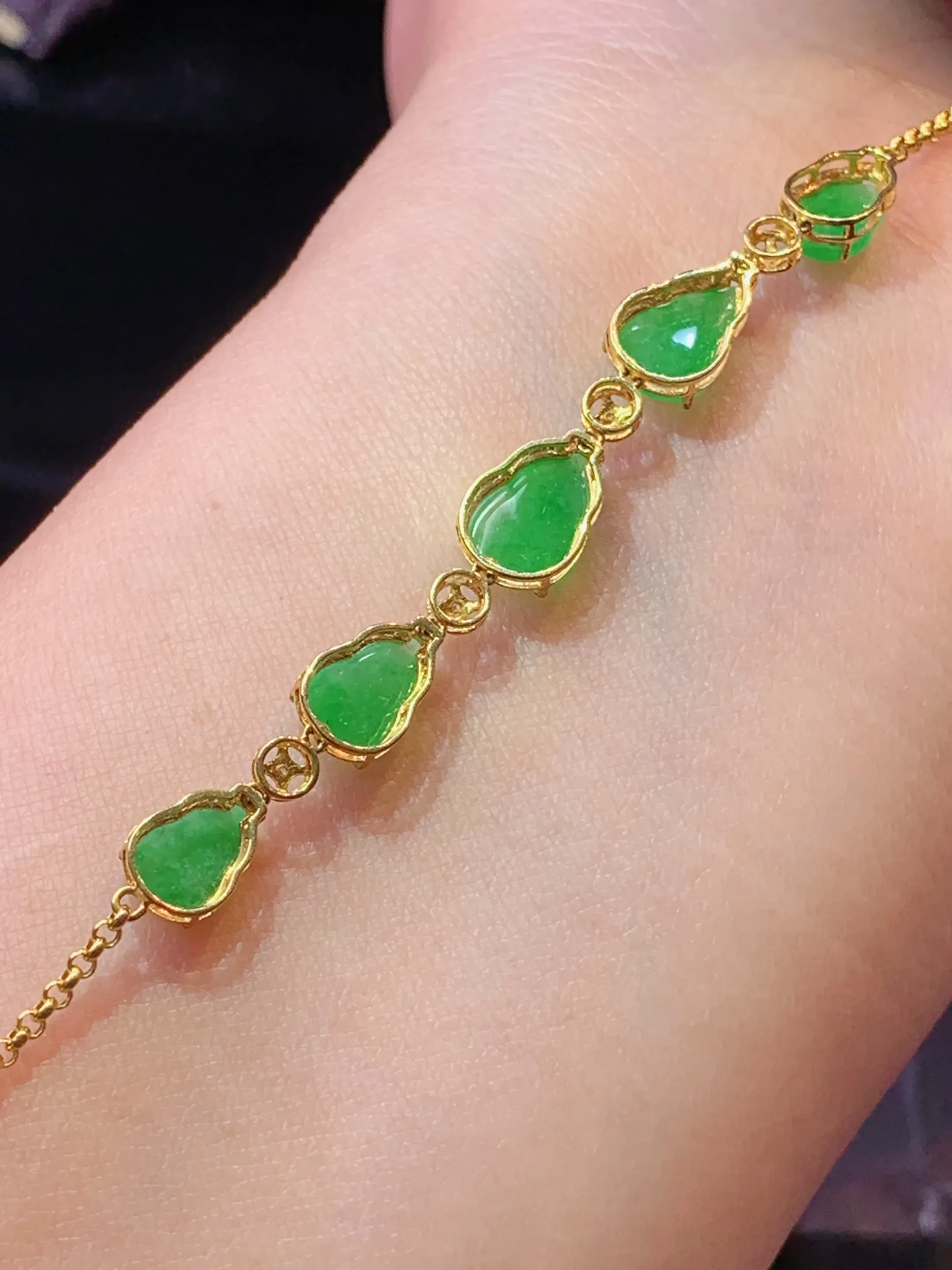 18k金镶嵌翠绿葫芦手链 玉质细腻 色泽清新艳丽 整体尺寸61.5*6.8*3.6