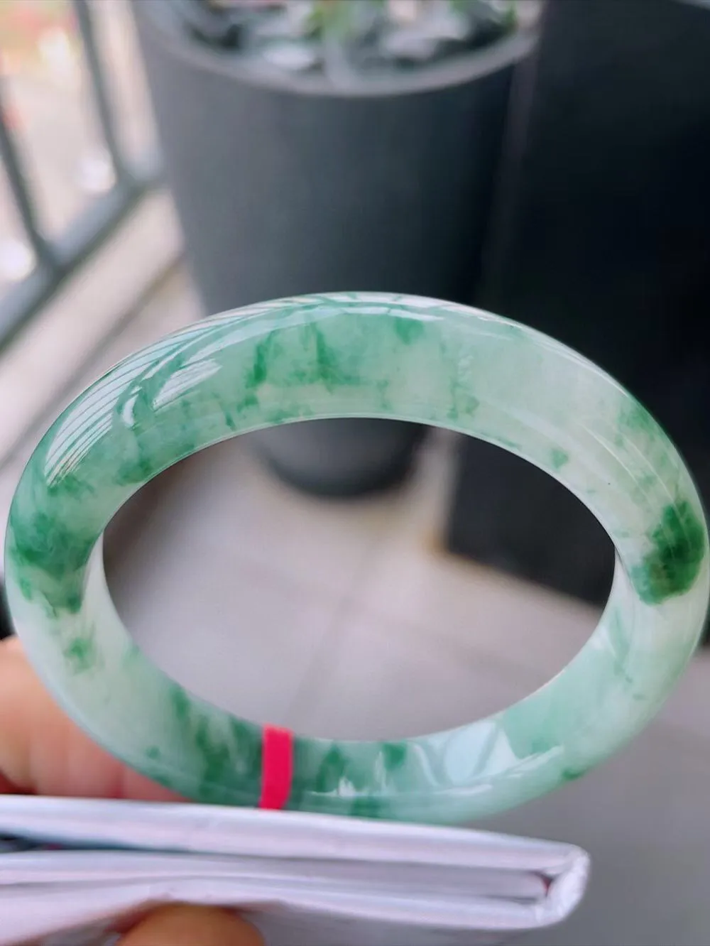 【翡翠名称】老种冰飘花54正圈口翡翠手镯
【翡翠尺寸】54-10.3-8.5mm适合53-55正圈口佩戴
【翡翠描述】宝贝种老水足，玉质细腻，色泽靓丽，性价比高，佩戴效果好！
【其它赠送】权威证书/精美挂绳盒子/支持全国复检