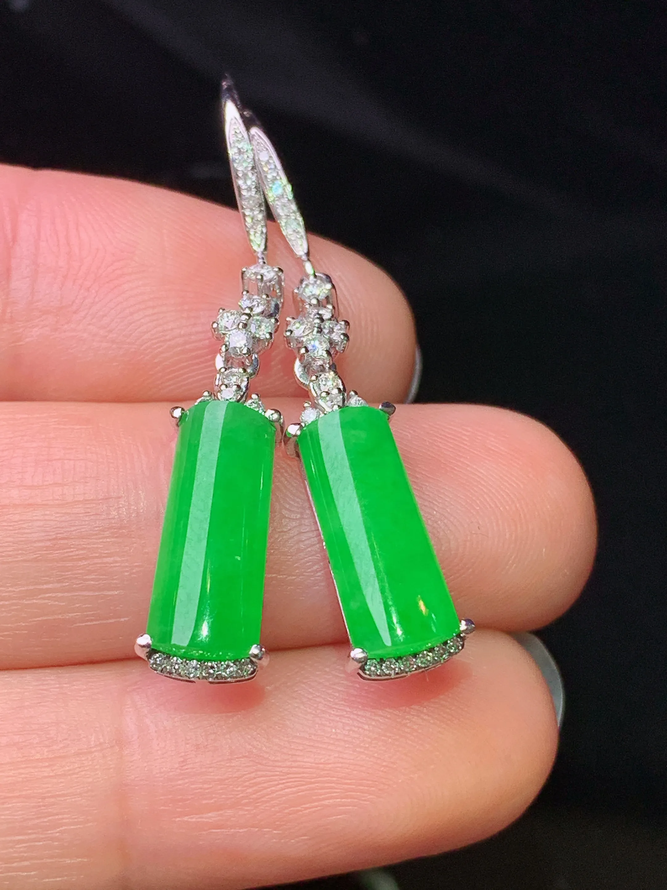 18k金钻镶嵌满绿玉柱耳坠 玉质细腻 色泽清新艳丽 整体尺寸37*6.8*4.5