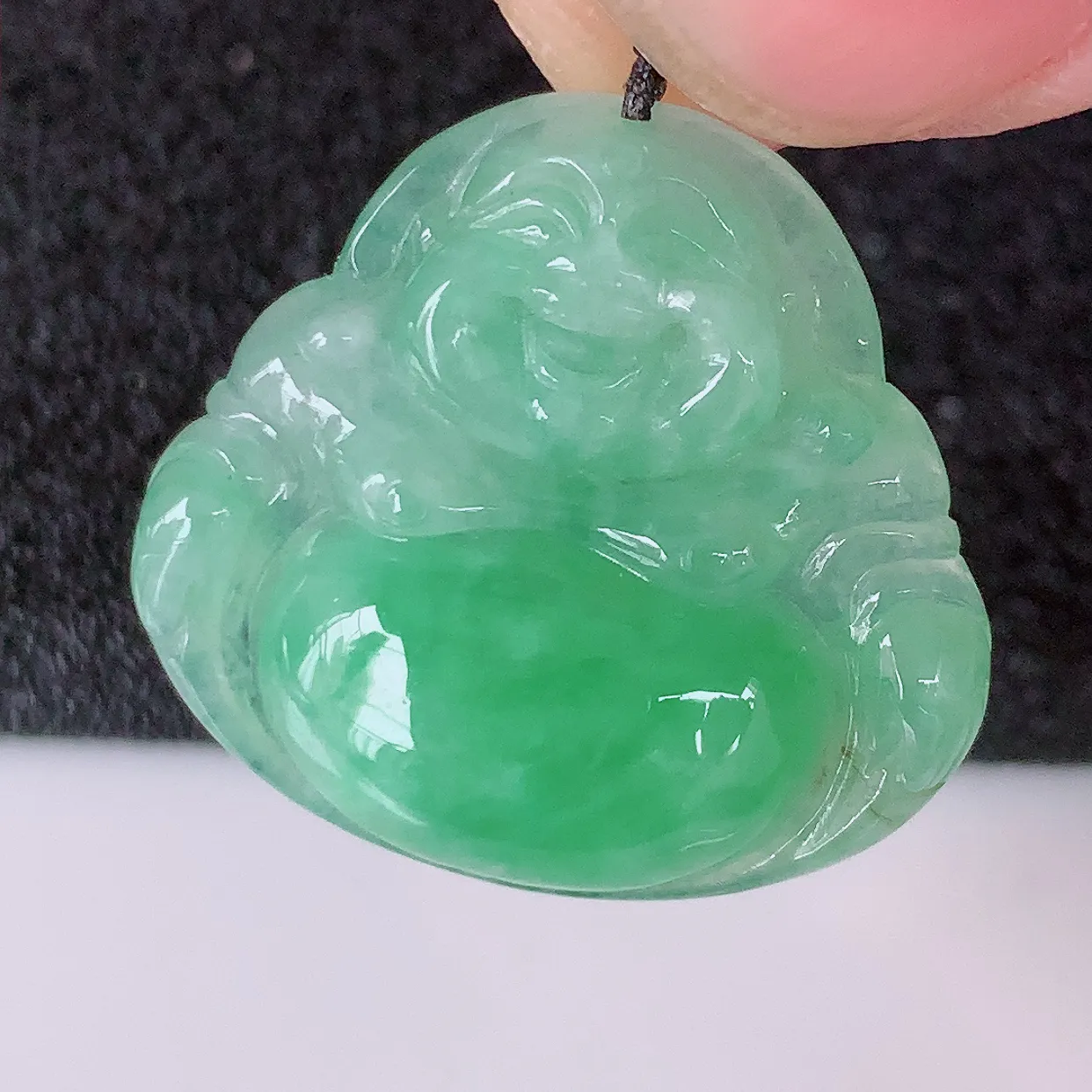 自然光实拍，冰润满绿翡翠佛公吊坠，玉笑佛，饱满，开脸喜庆，配戴优雅迷人！#57.20