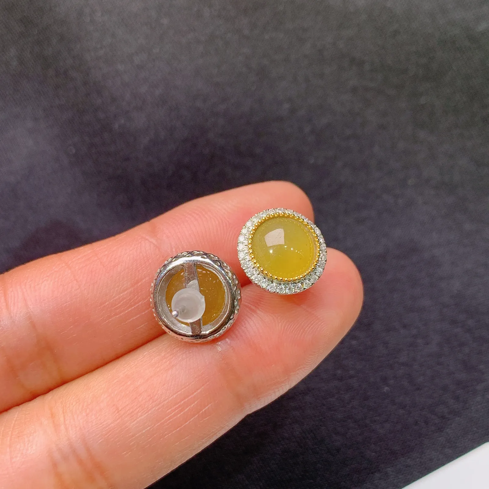 冰黄翡蛋面耳钉，18k金镶嵌，色泽鲜艳，水色超佳 尺寸10.9*4.5