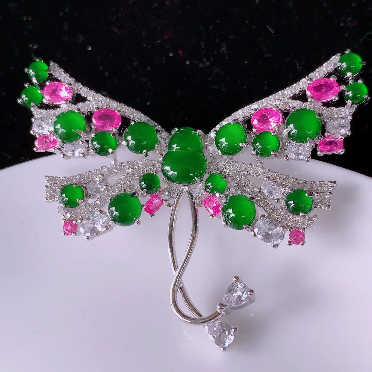 冰透满绿翡翠925银镶嵌胸针，自然光实拍，翠色灵动，颜色漂亮，种老水足，品相佳，佩戴佳品！#97.2