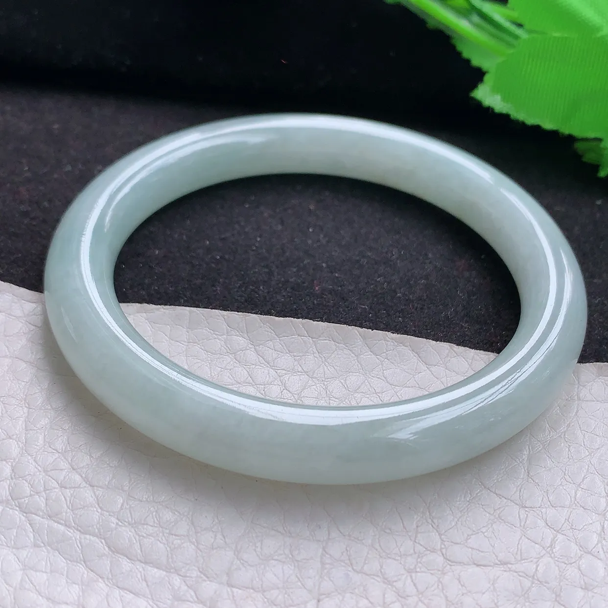 z自然光57*9.2*9美人镯 缅甸翡翠A货浅绿水润圆条玉手镯玉手环