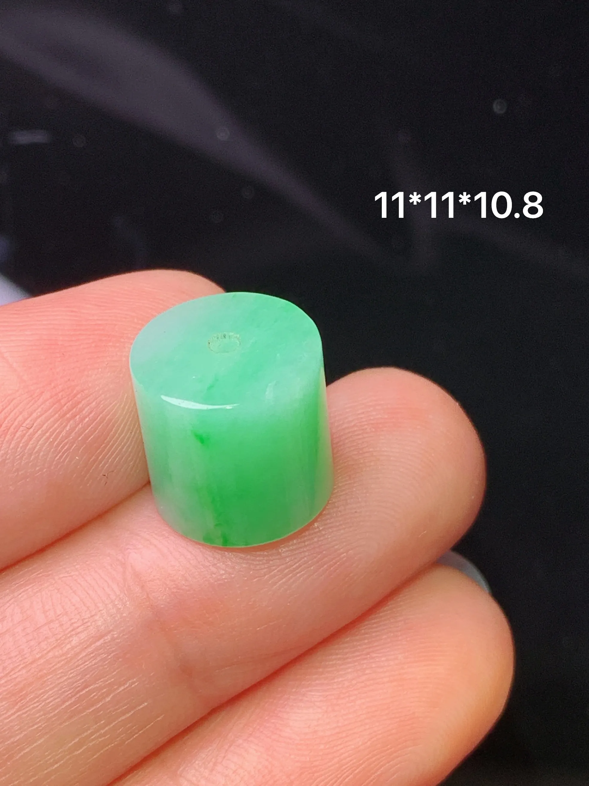 翠绿路路通吊坠 玉质细腻 色泽清新艳丽 整体尺寸11*10.8