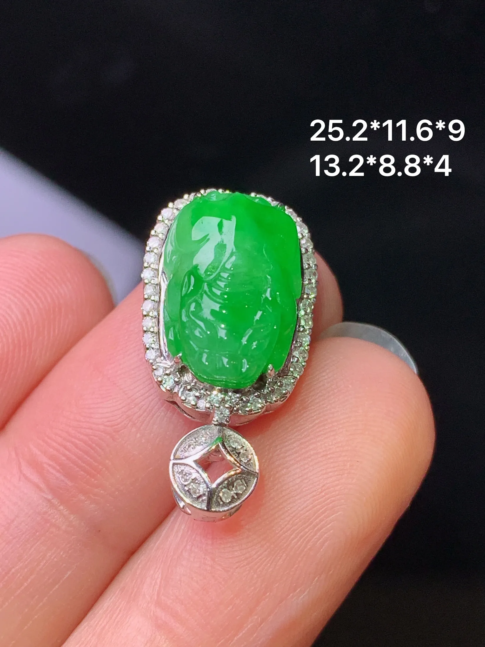 18k金钻镶嵌满绿貔貅吊坠 玉质细腻 色泽清新艳丽 整体尺寸25.2*11.6*9